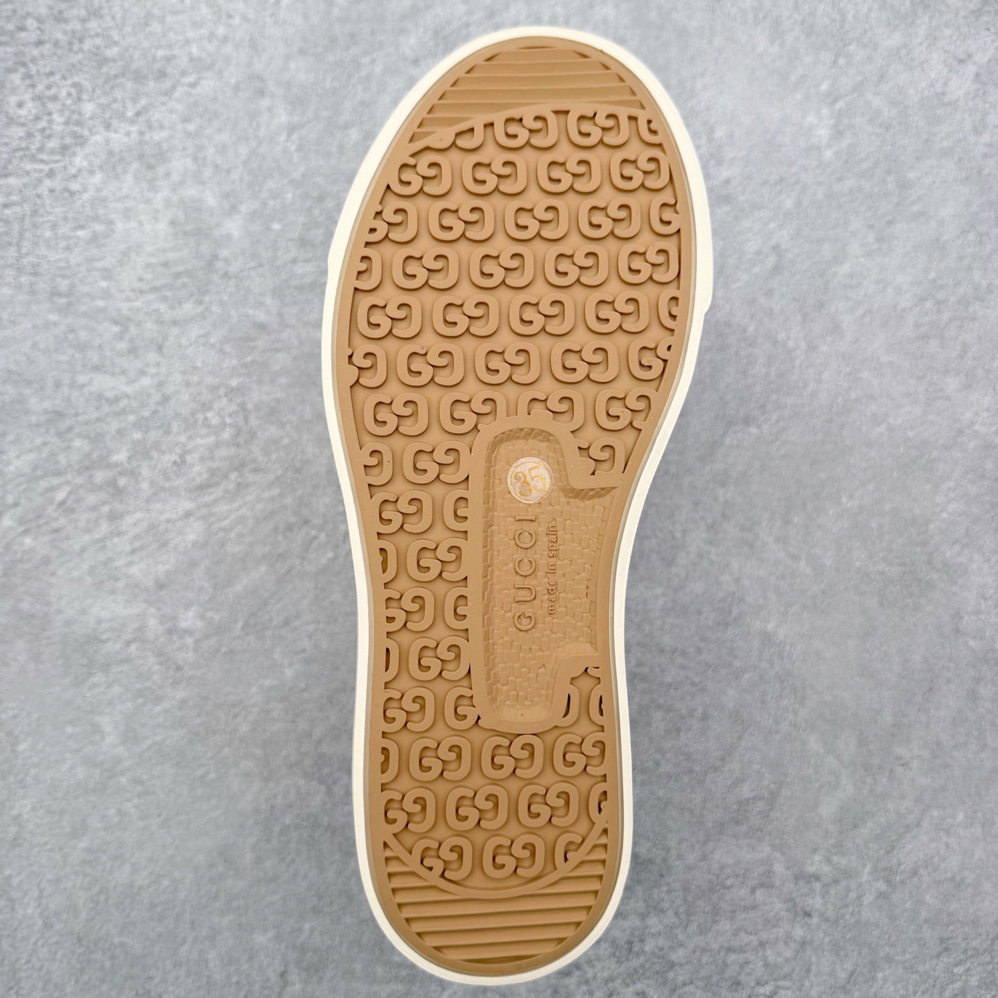 图片[9]-【步履生风 自在如云】Gucci厚底布鞋 引领新风尚 🌟 5cm隐形增高术 悄悄拉长腿部线条，矮个子救星/小个子神器 软弹缓震厚底设计，踩出「踩屎感」舒适 却比老爹鞋轻60%，仿佛赤足踏云而行 🔥 三重新潮基因 🔥 ✅ 非遗千层纳底工艺 128道针脚手工缝制，比普通布鞋耐磨3倍 ✅ 3D立体足弓承托 记忆海绵鞋垫+透气网纱内里，暴走2万步不累脚 ✅ 解构主义新美学 撞色滚边/水墨书法/青花瓷纹样，汉服、牛仔裤皆可配 「让双脚在钢筋森林里，重获老布鞋的温柔」 点击下方小车，解锁你的云端漫步体验 ☁️ 配码：35-40-选品中心