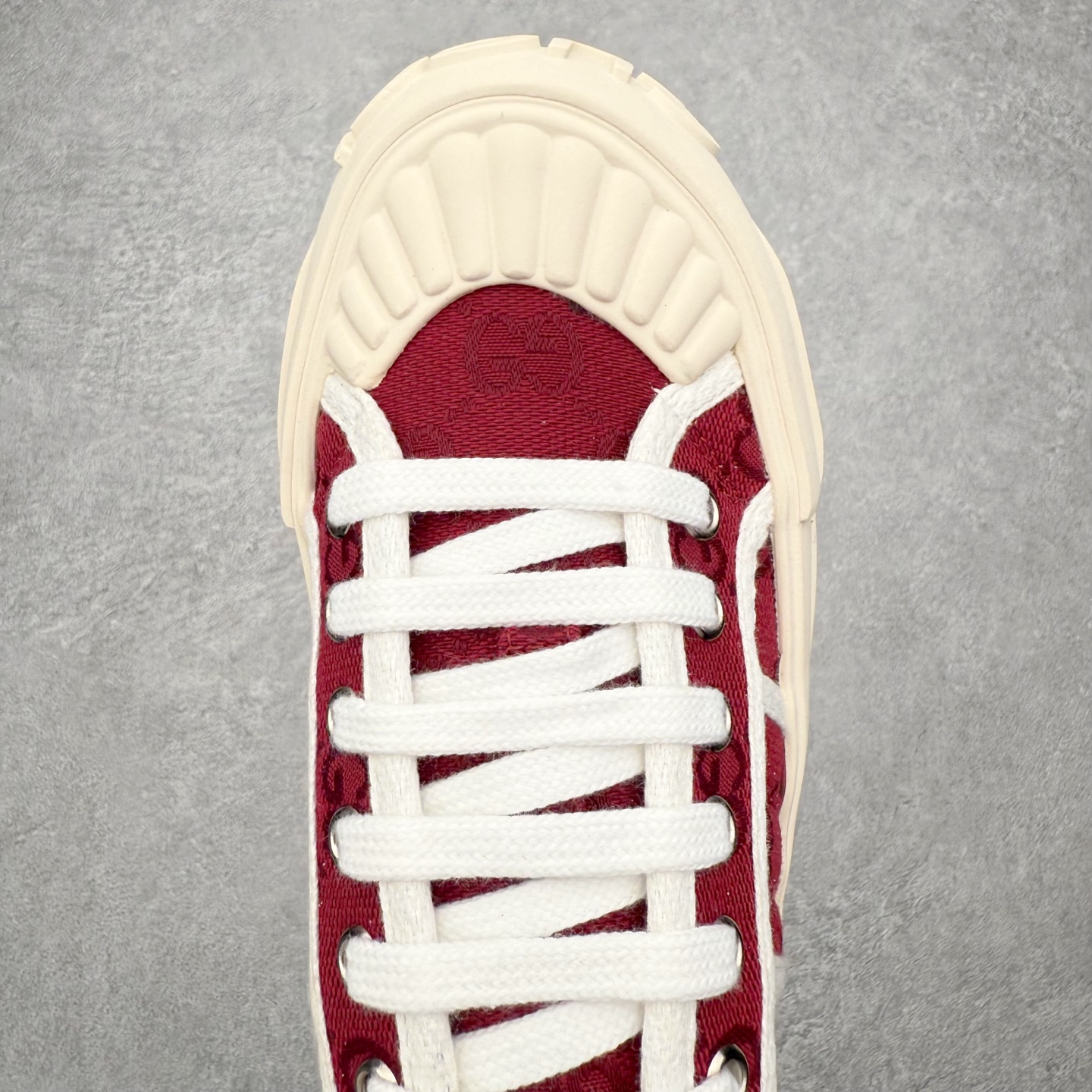 图片[4]-【步履生风 自在如云】Gucci厚底布鞋 引领新风尚 🌟 5cm隐形增高术 悄悄拉长腿部线条，矮个子救星/小个子神器 软弹缓震厚底设计，踩出「踩屎感」舒适 却比老爹鞋轻60%，仿佛赤足踏云而行 🔥 三重新潮基因 🔥 ✅ 非遗千层纳底工艺 128道针脚手工缝制，比普通布鞋耐磨3倍 ✅ 3D立体足弓承托 记忆海绵鞋垫+透气网纱内里，暴走2万步不累脚 ✅ 解构主义新美学 撞色滚边/水墨书法/青花瓷纹样，汉服、牛仔裤皆可配 「让双脚在钢筋森林里，重获老布鞋的温柔」 点击下方小车，解锁你的云端漫步体验 ☁️ 配码：35-40-选品中心