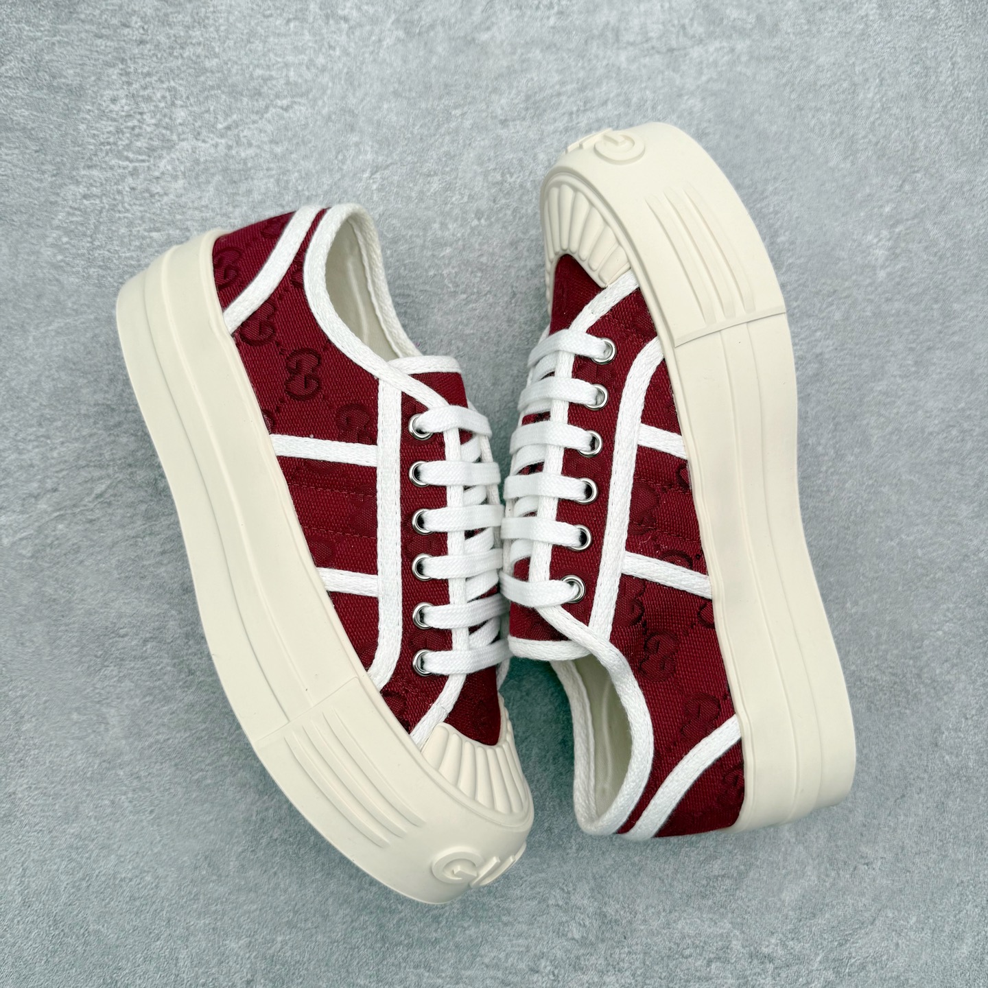 图片[3]-【步履生风 自在如云】Gucci厚底布鞋 引领新风尚 🌟 5cm隐形增高术 悄悄拉长腿部线条，矮个子救星/小个子神器 软弹缓震厚底设计，踩出「踩屎感」舒适 却比老爹鞋轻60%，仿佛赤足踏云而行 🔥 三重新潮基因 🔥 ✅ 非遗千层纳底工艺 128道针脚手工缝制，比普通布鞋耐磨3倍 ✅ 3D立体足弓承托 记忆海绵鞋垫+透气网纱内里，暴走2万步不累脚 ✅ 解构主义新美学 撞色滚边/水墨书法/青花瓷纹样，汉服、牛仔裤皆可配 「让双脚在钢筋森林里，重获老布鞋的温柔」 点击下方小车，解锁你的云端漫步体验 ☁️ 配码：35-40-选品中心