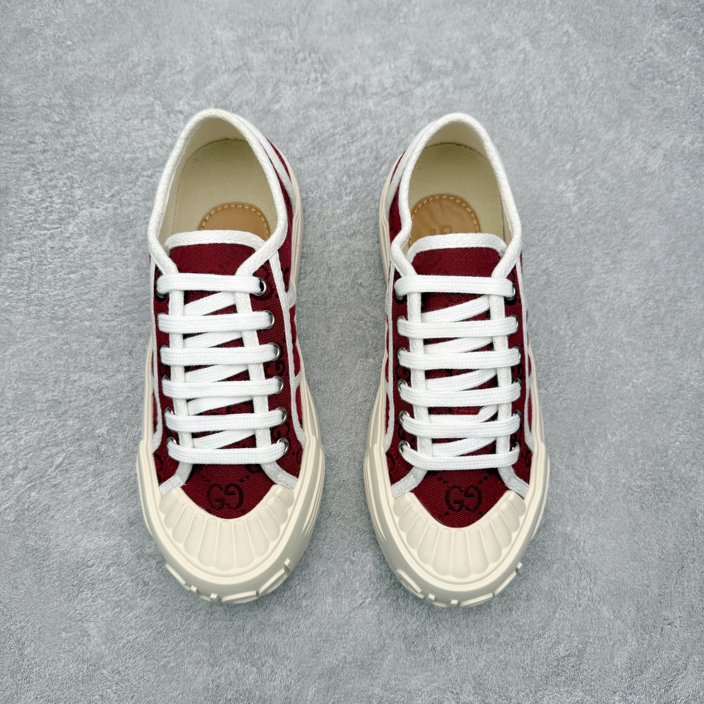 图片[2]-【步履生风 自在如云】Gucci厚底布鞋 引领新风尚 🌟 5cm隐形增高术 悄悄拉长腿部线条，矮个子救星/小个子神器 软弹缓震厚底设计，踩出「踩屎感」舒适 却比老爹鞋轻60%，仿佛赤足踏云而行 🔥 三重新潮基因 🔥 ✅ 非遗千层纳底工艺 128道针脚手工缝制，比普通布鞋耐磨3倍 ✅ 3D立体足弓承托 记忆海绵鞋垫+透气网纱内里，暴走2万步不累脚 ✅ 解构主义新美学 撞色滚边/水墨书法/青花瓷纹样，汉服、牛仔裤皆可配 「让双脚在钢筋森林里，重获老布鞋的温柔」 点击下方小车，解锁你的云端漫步体验 ☁️ 配码：35-40-选品中心