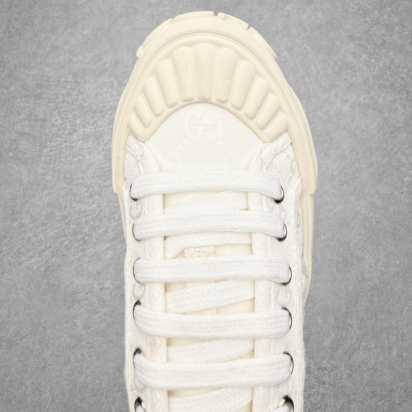 图片[4]-【步履生风 自在如云】Gucci厚底布鞋 引领新风尚 🌟 5cm隐形增高术 悄悄拉长腿部线条，矮个子救星/小个子神器 软弹缓震厚底设计，踩出「踩屎感」舒适 却比老爹鞋轻60%，仿佛赤足踏云而行 🔥 三重新潮基因 🔥 ✅ 非遗千层纳底工艺 128道针脚手工缝制，比普通布鞋耐磨3倍 ✅ 3D立体足弓承托 记忆海绵鞋垫+透气网纱内里，暴走2万步不累脚 ✅ 解构主义新美学 撞色滚边/水墨书法/青花瓷纹样，汉服、牛仔裤皆可配 「让双脚在钢筋森林里，重获老布鞋的温柔」 点击下方小车，解锁你的云端漫步体验 ☁️ 配码：35-40-选品中心