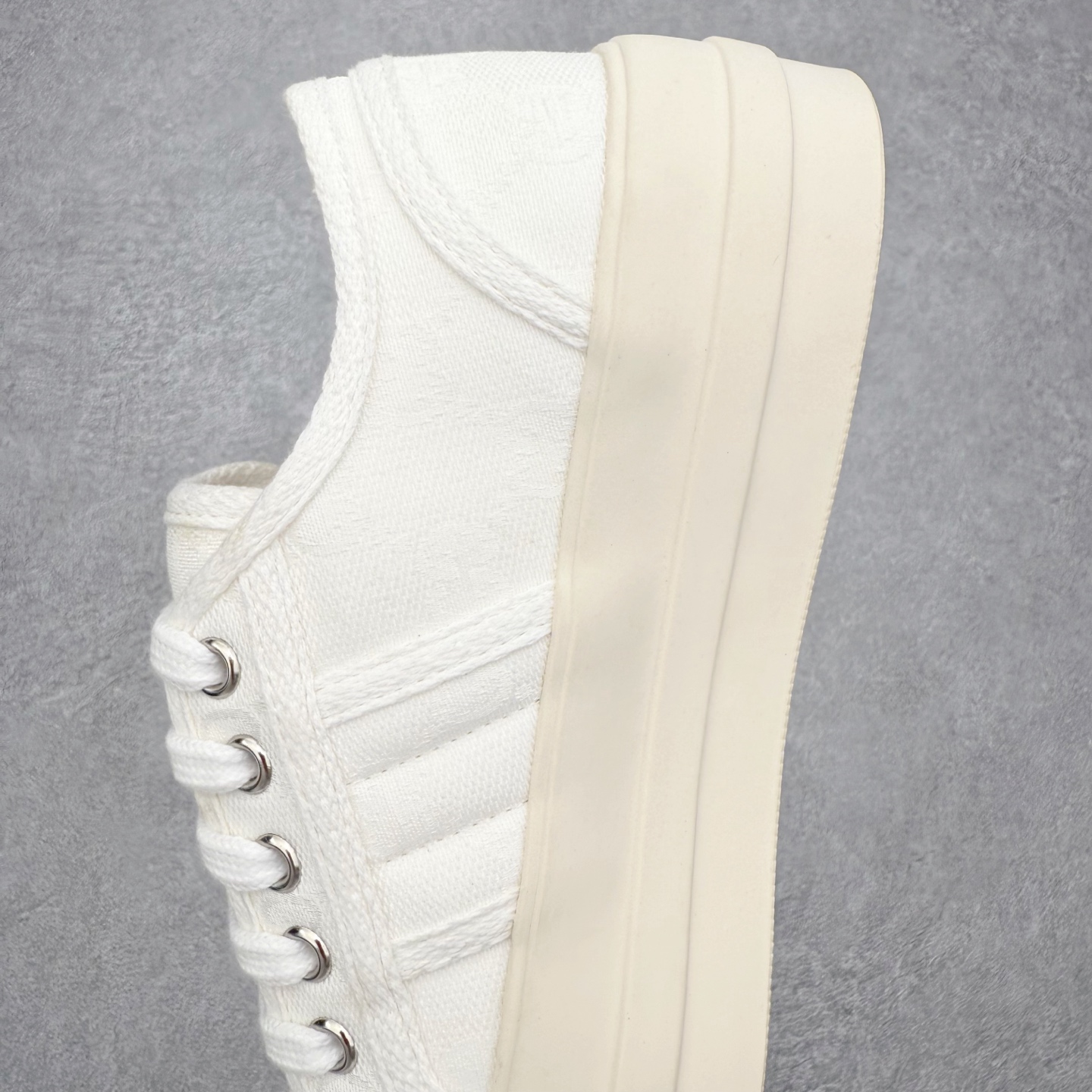 图片[7]-【步履生风 自在如云】Gucci厚底布鞋 引领新风尚 🌟 5cm隐形增高术 悄悄拉长腿部线条，矮个子救星/小个子神器 软弹缓震厚底设计，踩出「踩屎感」舒适 却比老爹鞋轻60%，仿佛赤足踏云而行 🔥 三重新潮基因 🔥 ✅ 非遗千层纳底工艺 128道针脚手工缝制，比普通布鞋耐磨3倍 ✅ 3D立体足弓承托 记忆海绵鞋垫+透气网纱内里，暴走2万步不累脚 ✅ 解构主义新美学 撞色滚边/水墨书法/青花瓷纹样，汉服、牛仔裤皆可配 「让双脚在钢筋森林里，重获老布鞋的温柔」 点击下方小车，解锁你的云端漫步体验 ☁️ 配码：35-40-选品中心