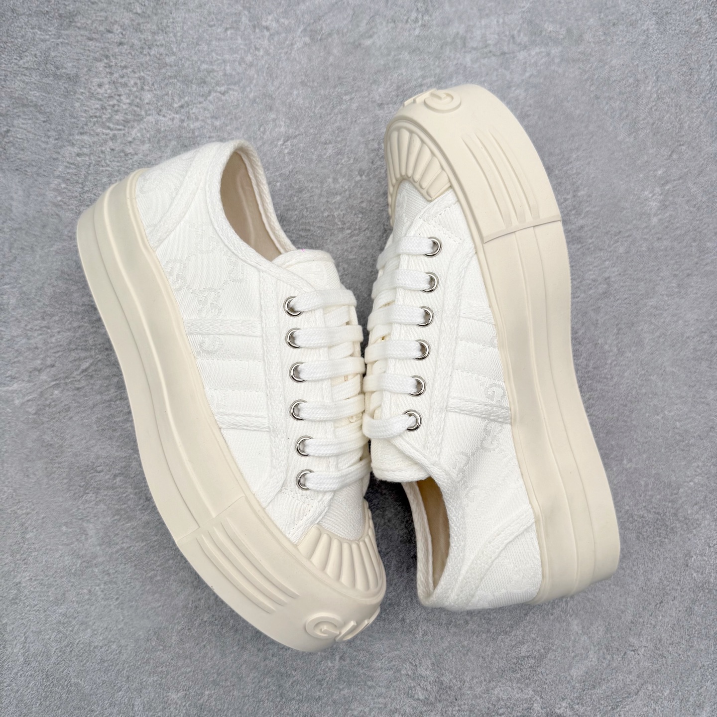 图片[3]-【步履生风 自在如云】Gucci厚底布鞋 引领新风尚 🌟 5cm隐形增高术 悄悄拉长腿部线条，矮个子救星/小个子神器 软弹缓震厚底设计，踩出「踩屎感」舒适 却比老爹鞋轻60%，仿佛赤足踏云而行 🔥 三重新潮基因 🔥 ✅ 非遗千层纳底工艺 128道针脚手工缝制，比普通布鞋耐磨3倍 ✅ 3D立体足弓承托 记忆海绵鞋垫+透气网纱内里，暴走2万步不累脚 ✅ 解构主义新美学 撞色滚边/水墨书法/青花瓷纹样，汉服、牛仔裤皆可配 「让双脚在钢筋森林里，重获老布鞋的温柔」 点击下方小车，解锁你的云端漫步体验 ☁️ 配码：35-40-选品中心