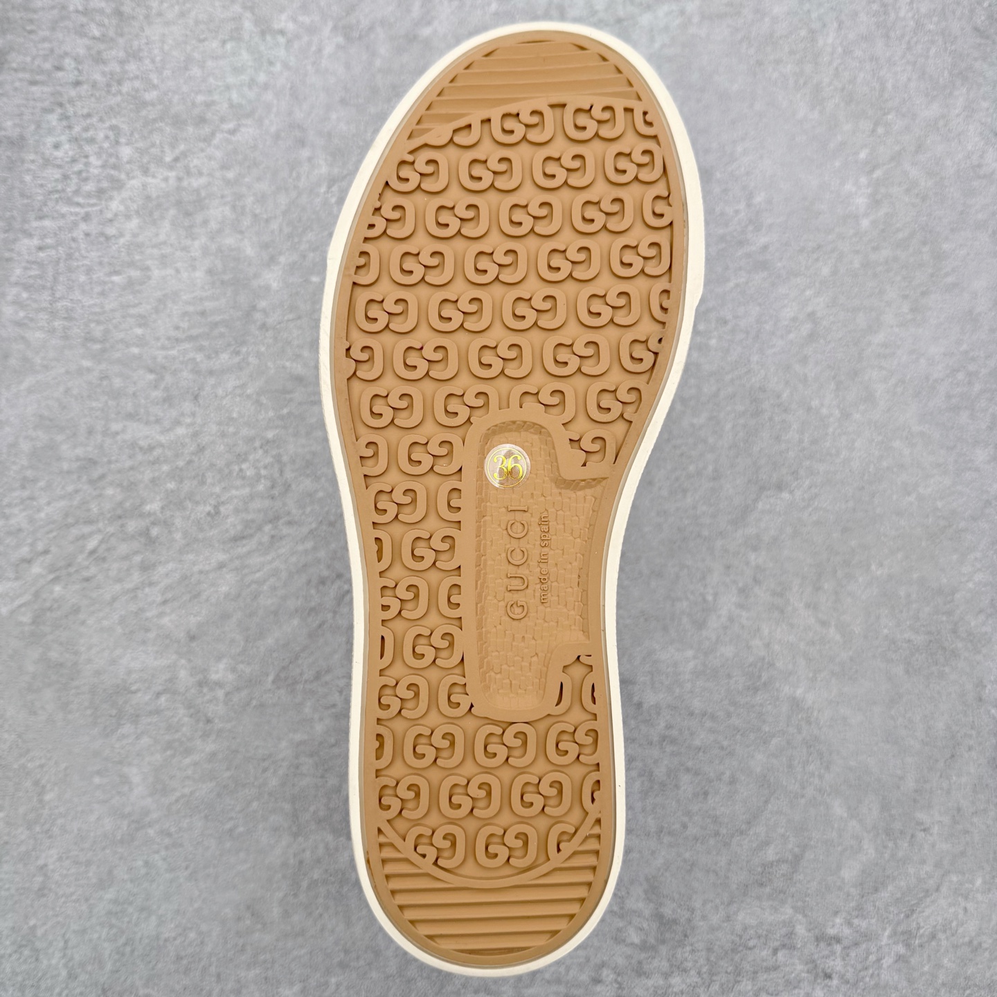 图片[9]-【步履生风 自在如云】Gucci厚底布鞋 引领新风尚 🌟 5cm隐形增高术 悄悄拉长腿部线条，矮个子救星/小个子神器 软弹缓震厚底设计，踩出「踩屎感」舒适 却比老爹鞋轻60%，仿佛赤足踏云而行 🔥 三重新潮基因 🔥 ✅ 非遗千层纳底工艺 128道针脚手工缝制，比普通布鞋耐磨3倍 ✅ 3D立体足弓承托 记忆海绵鞋垫+透气网纱内里，暴走2万步不累脚 ✅ 解构主义新美学 撞色滚边/水墨书法/青花瓷纹样，汉服、牛仔裤皆可配 「让双脚在钢筋森林里，重获老布鞋的温柔」 点击下方小车，解锁你的云端漫步体验 ☁️ 配码：35-40-选品中心