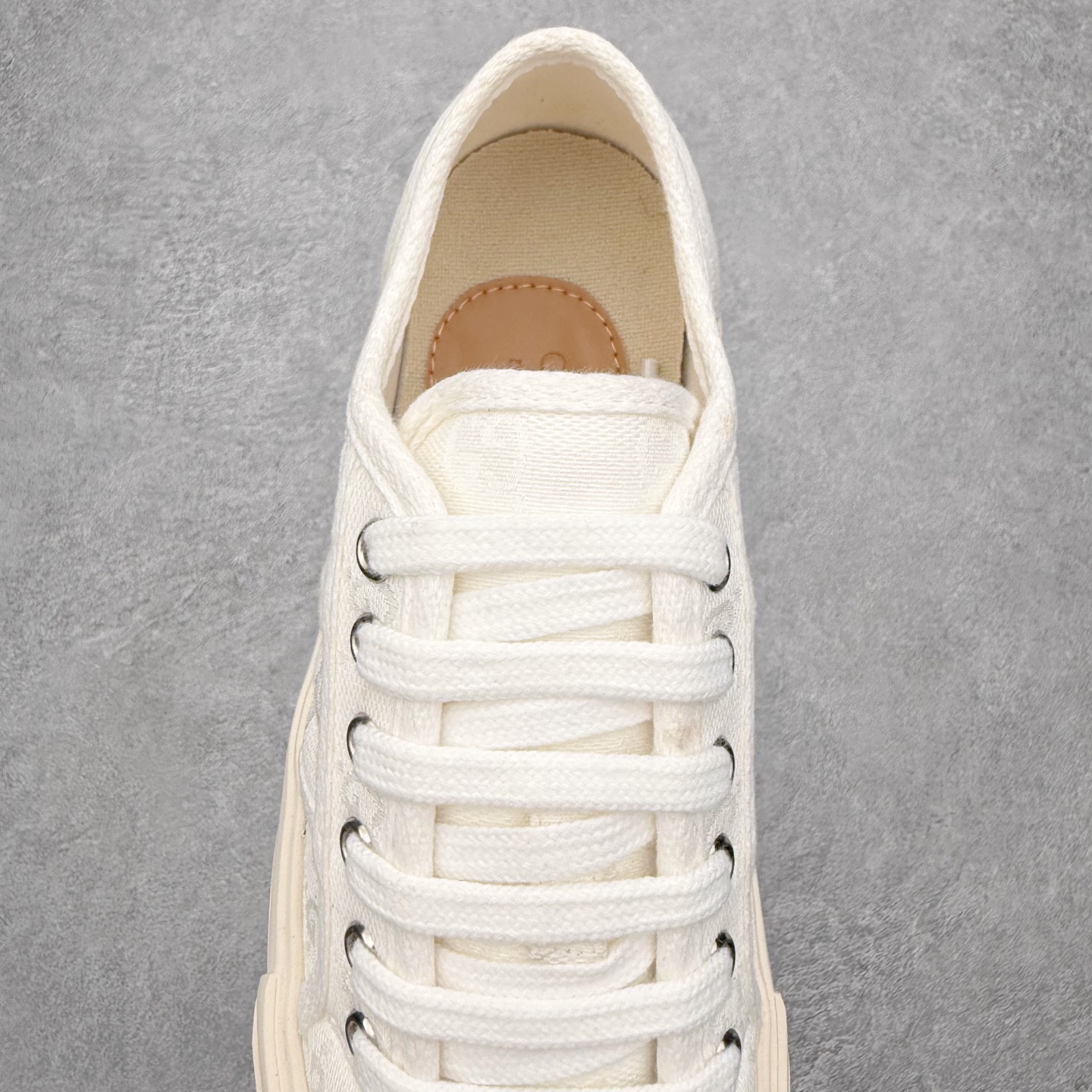 图片[5]-【步履生风 自在如云】Gucci厚底布鞋 引领新风尚 🌟 5cm隐形增高术 悄悄拉长腿部线条，矮个子救星/小个子神器 软弹缓震厚底设计，踩出「踩屎感」舒适 却比老爹鞋轻60%，仿佛赤足踏云而行 🔥 三重新潮基因 🔥 ✅ 非遗千层纳底工艺 128道针脚手工缝制，比普通布鞋耐磨3倍 ✅ 3D立体足弓承托 记忆海绵鞋垫+透气网纱内里，暴走2万步不累脚 ✅ 解构主义新美学 撞色滚边/水墨书法/青花瓷纹样，汉服、牛仔裤皆可配 「让双脚在钢筋森林里，重获老布鞋的温柔」 点击下方小车，解锁你的云端漫步体验 ☁️ 配码：35-40-选品中心