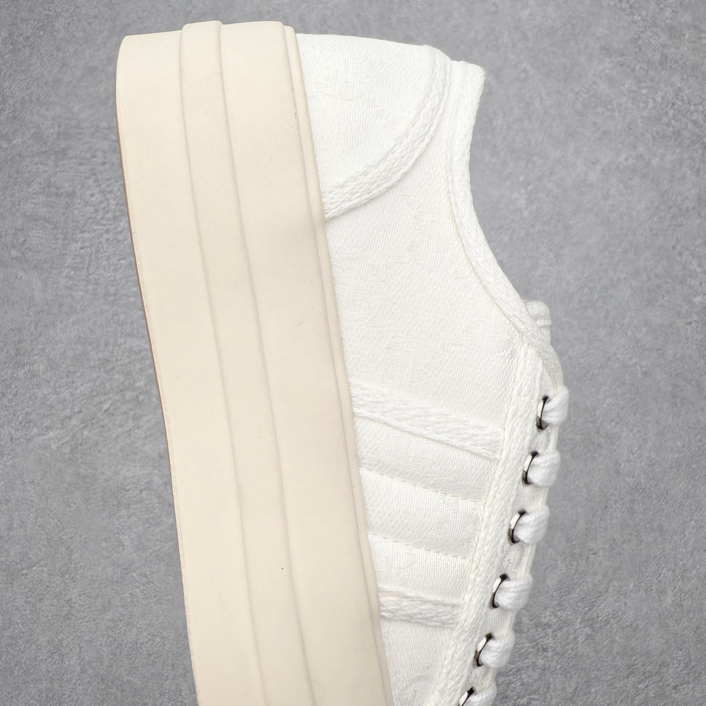 图片[6]-【步履生风 自在如云】Gucci厚底布鞋 引领新风尚 🌟 5cm隐形增高术 悄悄拉长腿部线条，矮个子救星/小个子神器 软弹缓震厚底设计，踩出「踩屎感」舒适 却比老爹鞋轻60%，仿佛赤足踏云而行 🔥 三重新潮基因 🔥 ✅ 非遗千层纳底工艺 128道针脚手工缝制，比普通布鞋耐磨3倍 ✅ 3D立体足弓承托 记忆海绵鞋垫+透气网纱内里，暴走2万步不累脚 ✅ 解构主义新美学 撞色滚边/水墨书法/青花瓷纹样，汉服、牛仔裤皆可配 「让双脚在钢筋森林里，重获老布鞋的温柔」 点击下方小车，解锁你的云端漫步体验 ☁️ 配码：35-40-选品中心