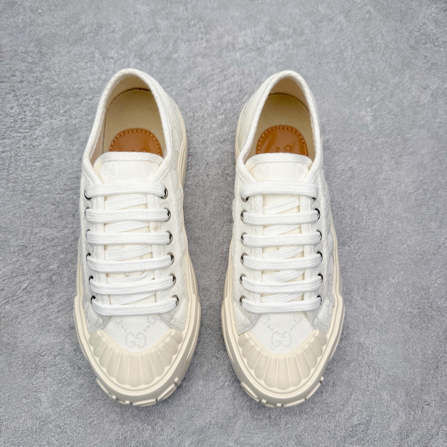 图片[2]-【步履生风 自在如云】Gucci厚底布鞋 引领新风尚 🌟 5cm隐形增高术 悄悄拉长腿部线条，矮个子救星/小个子神器 软弹缓震厚底设计，踩出「踩屎感」舒适 却比老爹鞋轻60%，仿佛赤足踏云而行 🔥 三重新潮基因 🔥 ✅ 非遗千层纳底工艺 128道针脚手工缝制，比普通布鞋耐磨3倍 ✅ 3D立体足弓承托 记忆海绵鞋垫+透气网纱内里，暴走2万步不累脚 ✅ 解构主义新美学 撞色滚边/水墨书法/青花瓷纹样，汉服、牛仔裤皆可配 「让双脚在钢筋森林里，重获老布鞋的温柔」 点击下方小车，解锁你的云端漫步体验 ☁️ 配码：35-40-选品中心