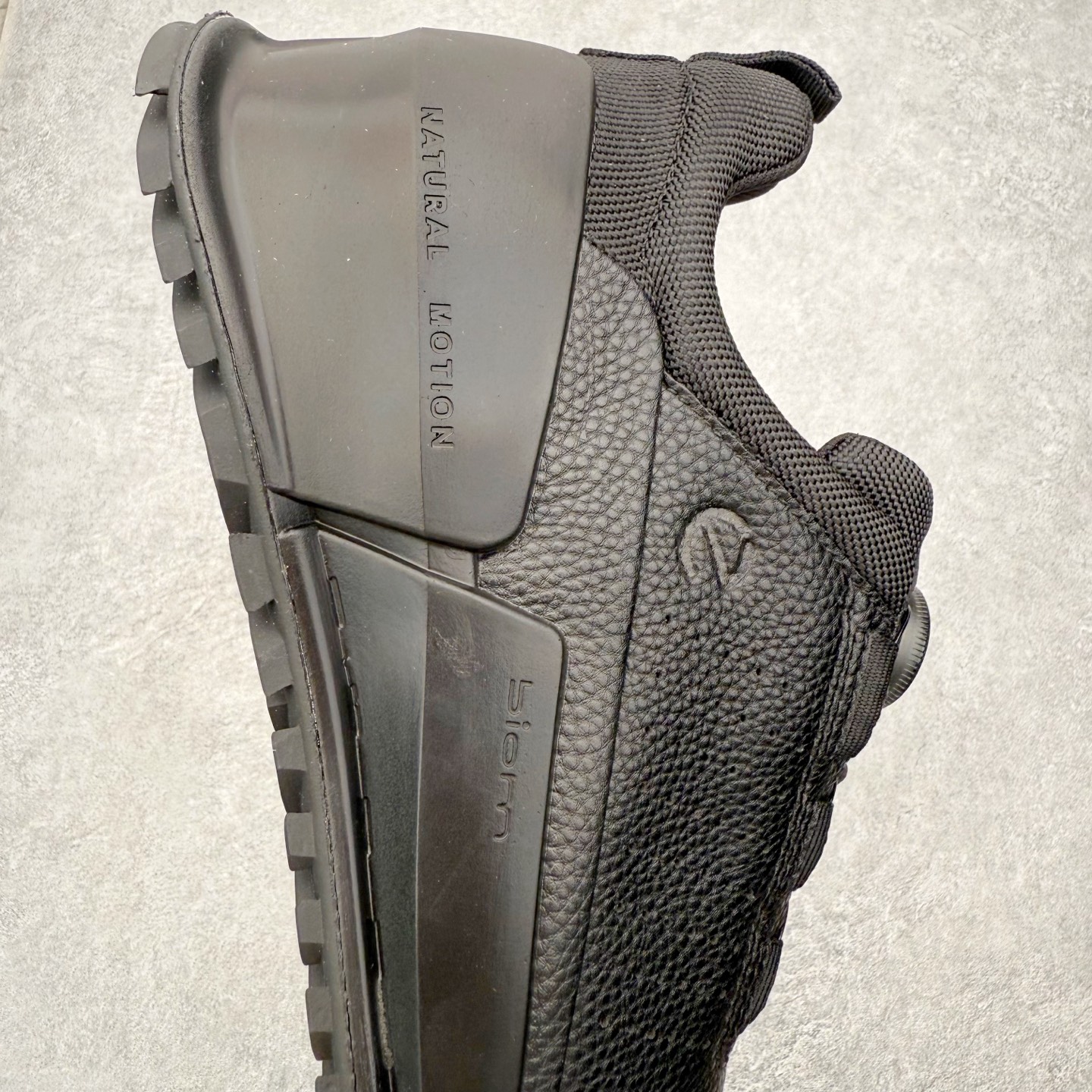 图片[6]-ECCO爱步男款跑步鞋 防滑缓震透气运动鞋健步BIOM2.1越野系列 品质牛皮革鞋面，轻盈柔韧 具有良好的透气性 PHORENE中底 提供出色的能量回弹，即使在低温环境下依然保持弹力和柔软度 BIOM自然律动科技，符合人体工学鞋楦 贴近足部天然形态 橡胶大底，抓地力强，具有良好的耐磨性 创新鞋钉，提供抓地力多方位牵引力与稳定性能 尺码：39 40 41 42 43 44 （正常码）-选品中心