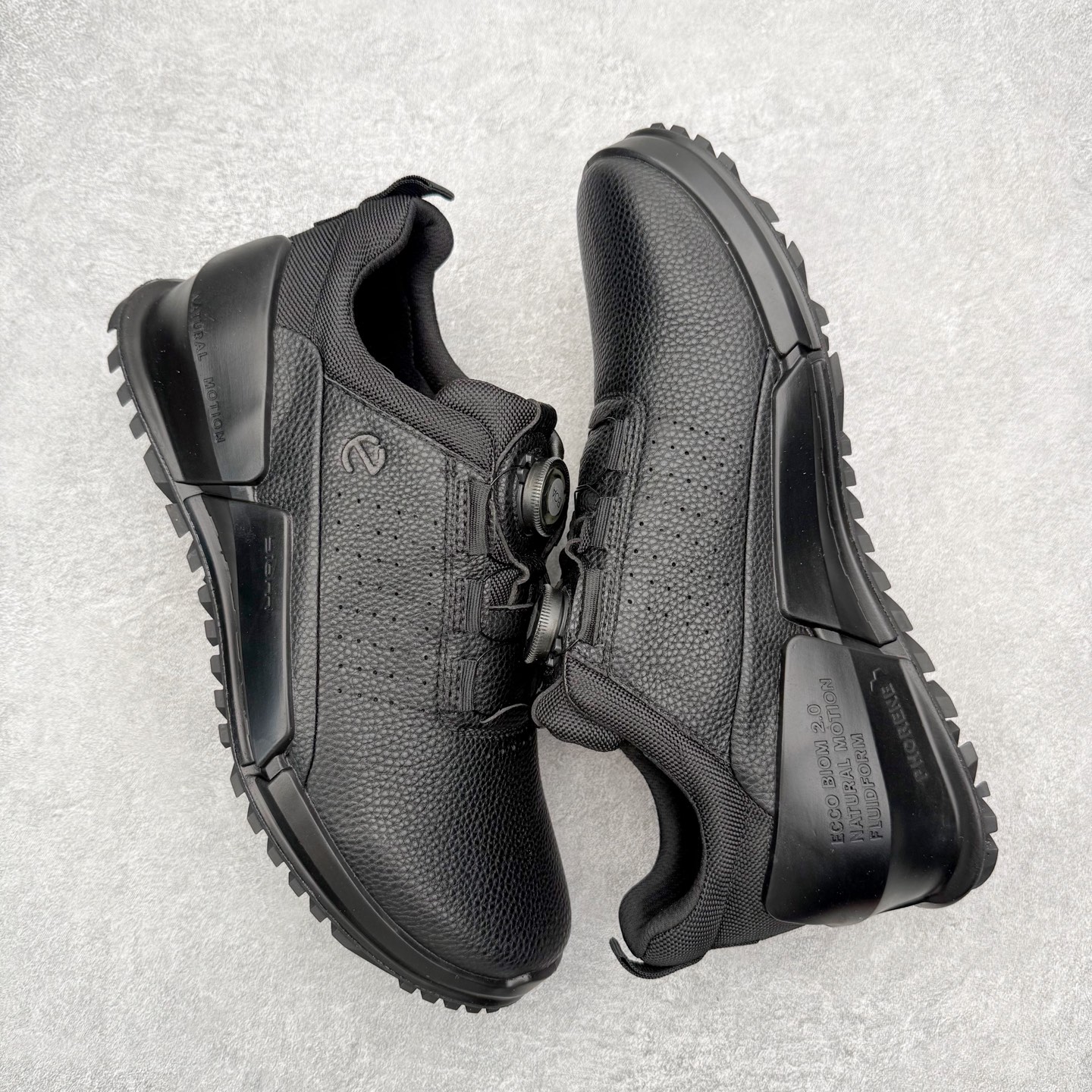 图片[3]-ECCO爱步男款跑步鞋 防滑缓震透气运动鞋健步BIOM2.1越野系列 品质牛皮革鞋面，轻盈柔韧 具有良好的透气性 PHORENE中底 提供出色的能量回弹，即使在低温环境下依然保持弹力和柔软度 BIOM自然律动科技，符合人体工学鞋楦 贴近足部天然形态 橡胶大底，抓地力强，具有良好的耐磨性 创新鞋钉，提供抓地力多方位牵引力与稳定性能 尺码：39 40 41 42 43 44 （正常码）-选品中心