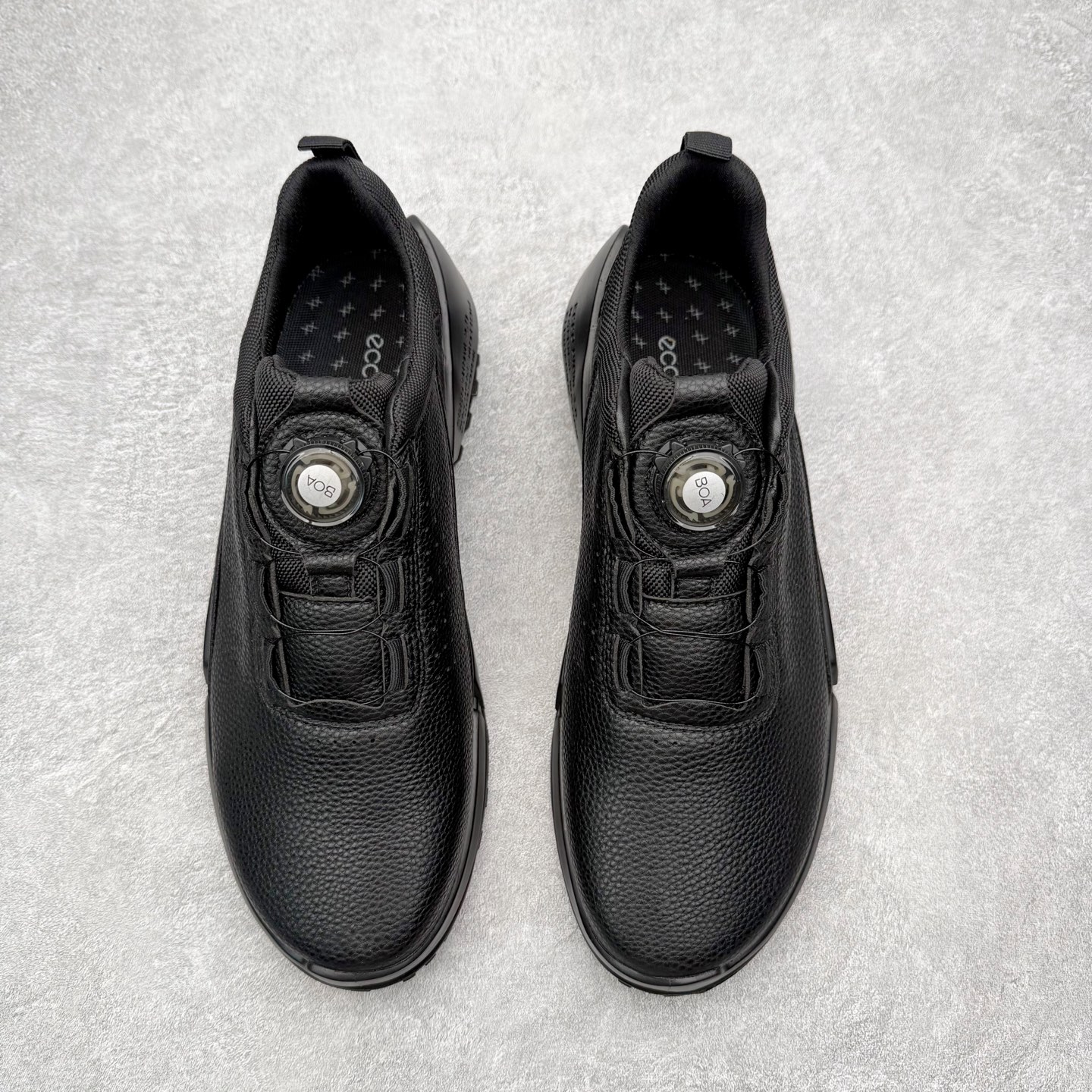 图片[2]-ECCO爱步男款跑步鞋 防滑缓震透气运动鞋健步BIOM2.1越野系列 品质牛皮革鞋面，轻盈柔韧 具有良好的透气性 PHORENE中底 提供出色的能量回弹，即使在低温环境下依然保持弹力和柔软度 BIOM自然律动科技，符合人体工学鞋楦 贴近足部天然形态 橡胶大底，抓地力强，具有良好的耐磨性 创新鞋钉，提供抓地力多方位牵引力与稳定性能 尺码：39 40 41 42 43 44 （正常码）-选品中心