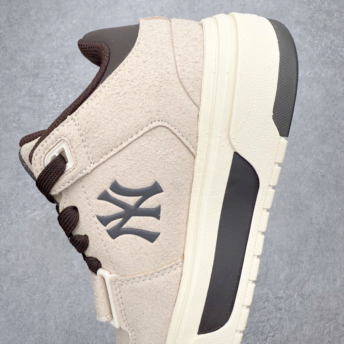 图片[7]-MLB Chunky Liner Basic Mid 学长鞋系列中帮老爹风轻量增高厚底百搭休闲运动板鞋 高级街头休閒品牌MLB公开了新推出的Chunky Liner系列，以#学长鞋#之名，定义每个人的少年感！MLB在Big Ball Chunkey,High Chunkey等推出的每款运动鞋都大受欢迎，成爲运动鞋的爆款店，在2022年推出了新风格的运动鞋“Chunky Liner”系列。Chunky Liner是从棒球鞋中获得灵感设计，添加了气质街头时尚的运动鞋。在产品上市的同时推出一些海报中，它展现追求自己个性的顾客们的Flex形象和多样的搭配。特别是夹克和连衣裙等正式单品加上球帽，运动鞋等运动单品的混搭，展现更加时尚的搭配，给人舒适又酷的感觉。Chunky Liner是灵感来自于直线延伸的强打者的击球,鞋帮图案加上反向反射材质的Pipping线条，突显了细节。Outsol以棒球和MLB标志爲主题进行了设计,被评价爲体现了MLB独有的个性。 高弹性、吸汗、复原力卓越的开孔材质的鞋垫。尺码：35 36 36.5 37.5 38 38.5 39 40 40.5 41 42 42.5 43 44 45-选品中心