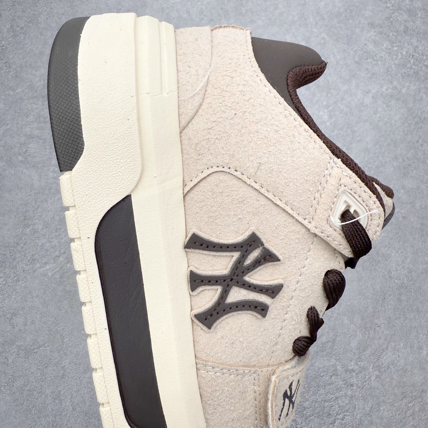 图片[6]-MLB Chunky Liner Basic Mid 学长鞋系列中帮老爹风轻量增高厚底百搭休闲运动板鞋 高级街头休閒品牌MLB公开了新推出的Chunky Liner系列，以#学长鞋#之名，定义每个人的少年感！MLB在Big Ball Chunkey,High Chunkey等推出的每款运动鞋都大受欢迎，成爲运动鞋的爆款店，在2022年推出了新风格的运动鞋“Chunky Liner”系列。Chunky Liner是从棒球鞋中获得灵感设计，添加了气质街头时尚的运动鞋。在产品上市的同时推出一些海报中，它展现追求自己个性的顾客们的Flex形象和多样的搭配。特别是夹克和连衣裙等正式单品加上球帽，运动鞋等运动单品的混搭，展现更加时尚的搭配，给人舒适又酷的感觉。Chunky Liner是灵感来自于直线延伸的强打者的击球,鞋帮图案加上反向反射材质的Pipping线条，突显了细节。Outsol以棒球和MLB标志爲主题进行了设计,被评价爲体现了MLB独有的个性。 高弹性、吸汗、复原力卓越的开孔材质的鞋垫。尺码：35 36 36.5 37.5 38 38.5 39 40 40.5 41 42 42.5 43 44 45-选品中心