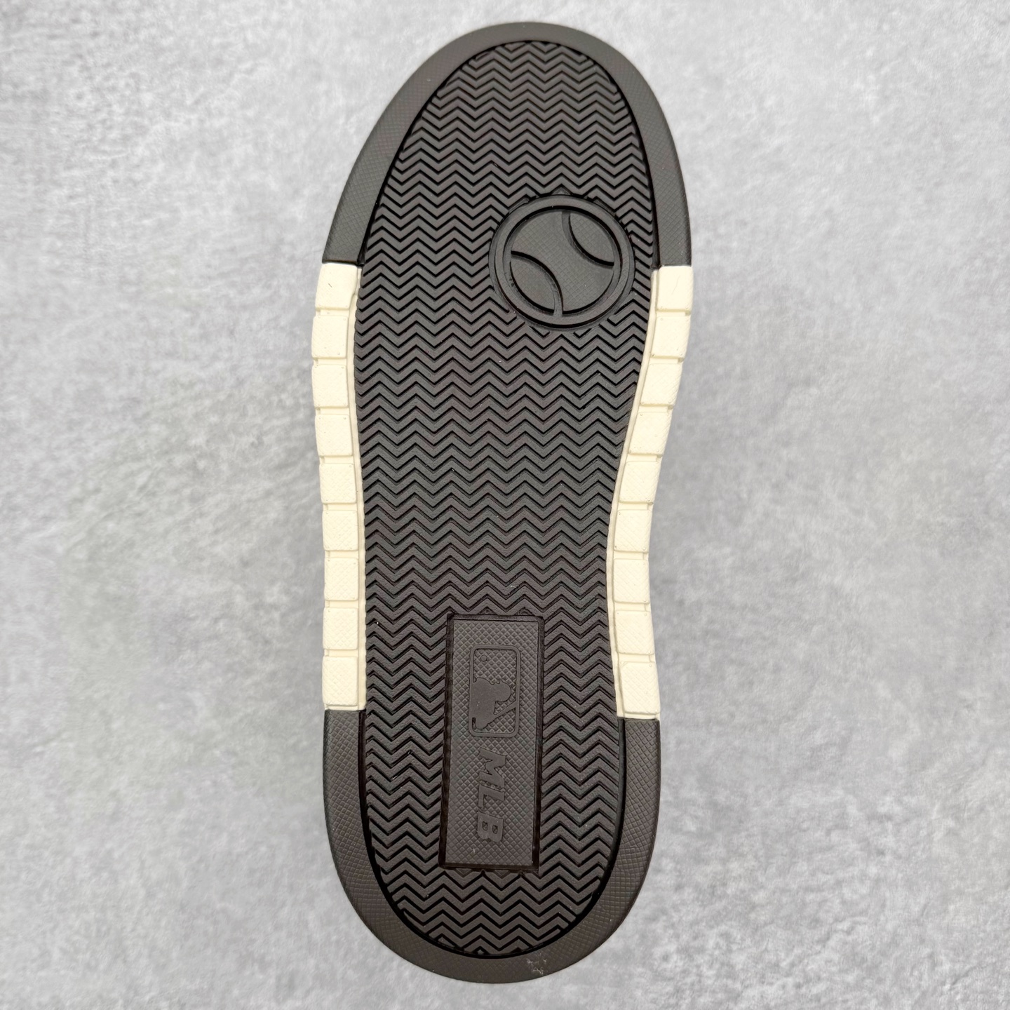 图片[9]-MLB Chunky Liner Basic Mid 学长鞋系列中帮老爹风轻量增高厚底百搭休闲运动板鞋 高级街头休閒品牌MLB公开了新推出的Chunky Liner系列，以#学长鞋#之名，定义每个人的少年感！MLB在Big Ball Chunkey,High Chunkey等推出的每款运动鞋都大受欢迎，成爲运动鞋的爆款店，在2022年推出了新风格的运动鞋“Chunky Liner”系列。Chunky Liner是从棒球鞋中获得灵感设计，添加了气质街头时尚的运动鞋。在产品上市的同时推出一些海报中，它展现追求自己个性的顾客们的Flex形象和多样的搭配。特别是夹克和连衣裙等正式单品加上球帽，运动鞋等运动单品的混搭，展现更加时尚的搭配，给人舒适又酷的感觉。Chunky Liner是灵感来自于直线延伸的强打者的击球,鞋帮图案加上反向反射材质的Pipping线条，突显了细节。Outsol以棒球和MLB标志爲主题进行了设计,被评价爲体现了MLB独有的个性。 高弹性、吸汗、复原力卓越的开孔材质的鞋垫。尺码：35 36 36.5 37.5 38 38.5 39 40 40.5 41 42 42.5 43 44 45-选品中心