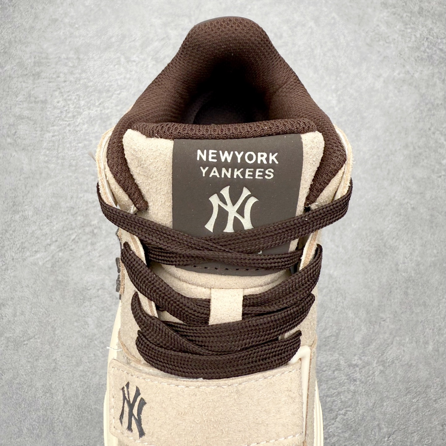 图片[5]-MLB Chunky Liner Basic Mid 学长鞋系列中帮老爹风轻量增高厚底百搭休闲运动板鞋 高级街头休閒品牌MLB公开了新推出的Chunky Liner系列，以#学长鞋#之名，定义每个人的少年感！MLB在Big Ball Chunkey,High Chunkey等推出的每款运动鞋都大受欢迎，成爲运动鞋的爆款店，在2022年推出了新风格的运动鞋“Chunky Liner”系列。Chunky Liner是从棒球鞋中获得灵感设计，添加了气质街头时尚的运动鞋。在产品上市的同时推出一些海报中，它展现追求自己个性的顾客们的Flex形象和多样的搭配。特别是夹克和连衣裙等正式单品加上球帽，运动鞋等运动单品的混搭，展现更加时尚的搭配，给人舒适又酷的感觉。Chunky Liner是灵感来自于直线延伸的强打者的击球,鞋帮图案加上反向反射材质的Pipping线条，突显了细节。Outsol以棒球和MLB标志爲主题进行了设计,被评价爲体现了MLB独有的个性。 高弹性、吸汗、复原力卓越的开孔材质的鞋垫。尺码：35 36 36.5 37.5 38 38.5 39 40 40.5 41 42 42.5 43 44 45-选品中心