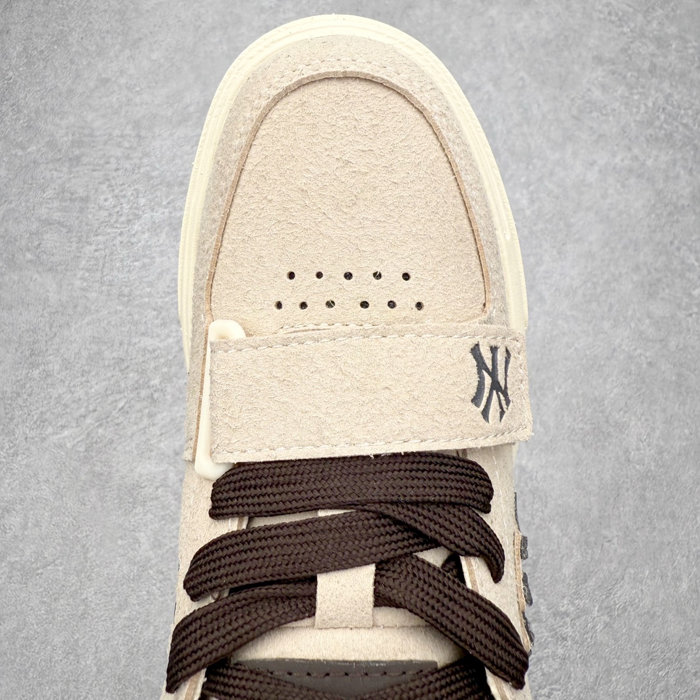 图片[4]-MLB Chunky Liner Basic Mid 学长鞋系列中帮老爹风轻量增高厚底百搭休闲运动板鞋 高级街头休閒品牌MLB公开了新推出的Chunky Liner系列，以#学长鞋#之名，定义每个人的少年感！MLB在Big Ball Chunkey,High Chunkey等推出的每款运动鞋都大受欢迎，成爲运动鞋的爆款店，在2022年推出了新风格的运动鞋“Chunky Liner”系列。Chunky Liner是从棒球鞋中获得灵感设计，添加了气质街头时尚的运动鞋。在产品上市的同时推出一些海报中，它展现追求自己个性的顾客们的Flex形象和多样的搭配。特别是夹克和连衣裙等正式单品加上球帽，运动鞋等运动单品的混搭，展现更加时尚的搭配，给人舒适又酷的感觉。Chunky Liner是灵感来自于直线延伸的强打者的击球,鞋帮图案加上反向反射材质的Pipping线条，突显了细节。Outsol以棒球和MLB标志爲主题进行了设计,被评价爲体现了MLB独有的个性。 高弹性、吸汗、复原力卓越的开孔材质的鞋垫。尺码：35 36 36.5 37.5 38 38.5 39 40 40.5 41 42 42.5 43 44 45-选品中心