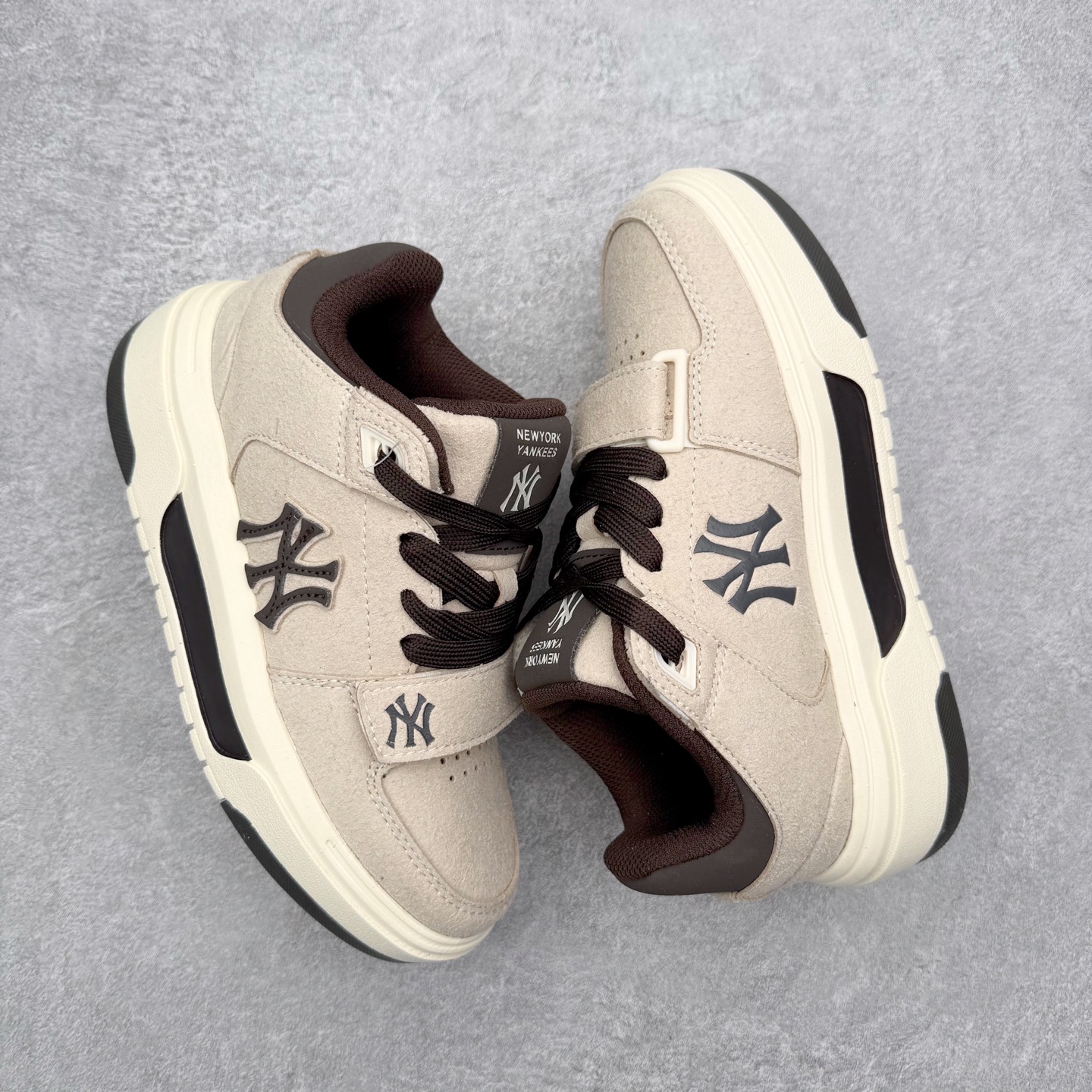 图片[3]-MLB Chunky Liner Basic Mid 学长鞋系列中帮老爹风轻量增高厚底百搭休闲运动板鞋 高级街头休閒品牌MLB公开了新推出的Chunky Liner系列，以#学长鞋#之名，定义每个人的少年感！MLB在Big Ball Chunkey,High Chunkey等推出的每款运动鞋都大受欢迎，成爲运动鞋的爆款店，在2022年推出了新风格的运动鞋“Chunky Liner”系列。Chunky Liner是从棒球鞋中获得灵感设计，添加了气质街头时尚的运动鞋。在产品上市的同时推出一些海报中，它展现追求自己个性的顾客们的Flex形象和多样的搭配。特别是夹克和连衣裙等正式单品加上球帽，运动鞋等运动单品的混搭，展现更加时尚的搭配，给人舒适又酷的感觉。Chunky Liner是灵感来自于直线延伸的强打者的击球,鞋帮图案加上反向反射材质的Pipping线条，突显了细节。Outsol以棒球和MLB标志爲主题进行了设计,被评价爲体现了MLB独有的个性。 高弹性、吸汗、复原力卓越的开孔材质的鞋垫。尺码：35 36 36.5 37.5 38 38.5 39 40 40.5 41 42 42.5 43 44 45-选品中心