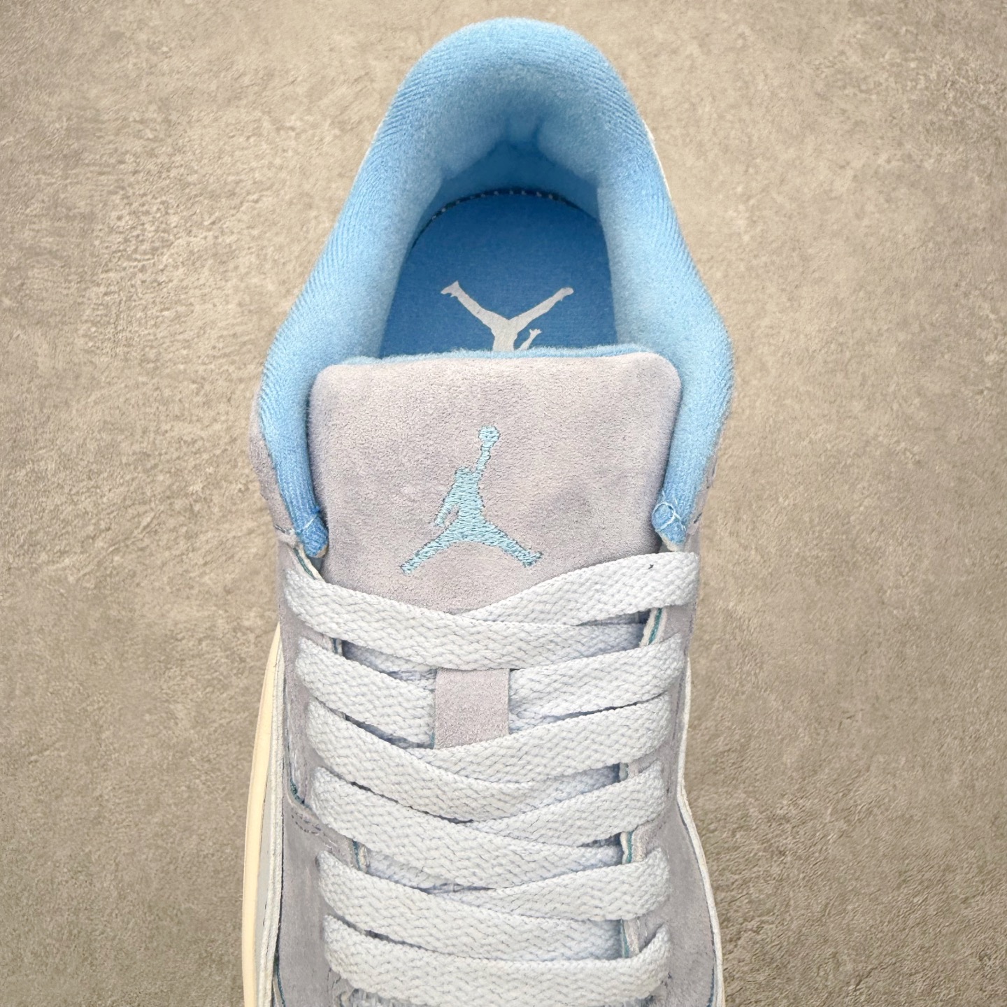 图片[5]-Air Jordan AJ Flight Court 乔丹低帮复古篮球鞋 设计简约又不失复古韵味鞋内的鞋垫柔软且有弹性 能够很好地缓冲落地时的冲击力鞋面的材质贴合脚部 鞋底的纹路设计合理 抓地力很强 尺码： 36 36.5 37.5 38 38.5 39 40 40.5 41 42 42.5 43 44 45 46-选品中心