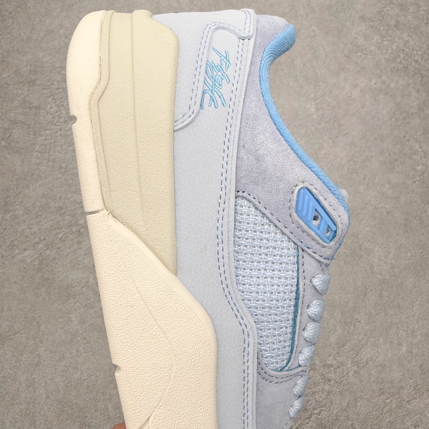 图片[6]-Air Jordan AJ Flight Court 乔丹低帮复古篮球鞋 设计简约又不失复古韵味鞋内的鞋垫柔软且有弹性 能够很好地缓冲落地时的冲击力鞋面的材质贴合脚部 鞋底的纹路设计合理 抓地力很强 尺码： 36 36.5 37.5 38 38.5 39 40 40.5 41 42 42.5 43 44 45 46-选品中心