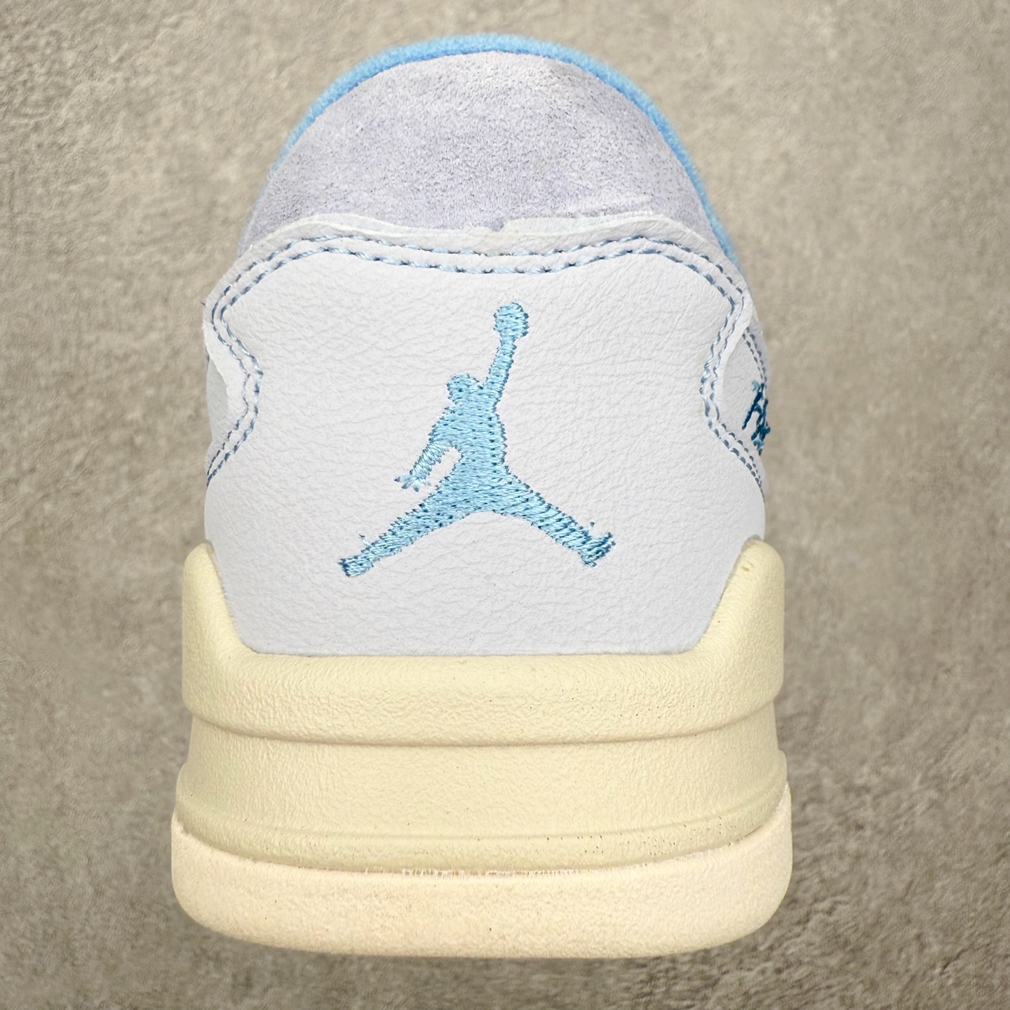 图片[8]-Air Jordan AJ Flight Court 乔丹低帮复古篮球鞋 设计简约又不失复古韵味鞋内的鞋垫柔软且有弹性 能够很好地缓冲落地时的冲击力鞋面的材质贴合脚部 鞋底的纹路设计合理 抓地力很强 尺码： 36 36.5 37.5 38 38.5 39 40 40.5 41 42 42.5 43 44 45 46-选品中心