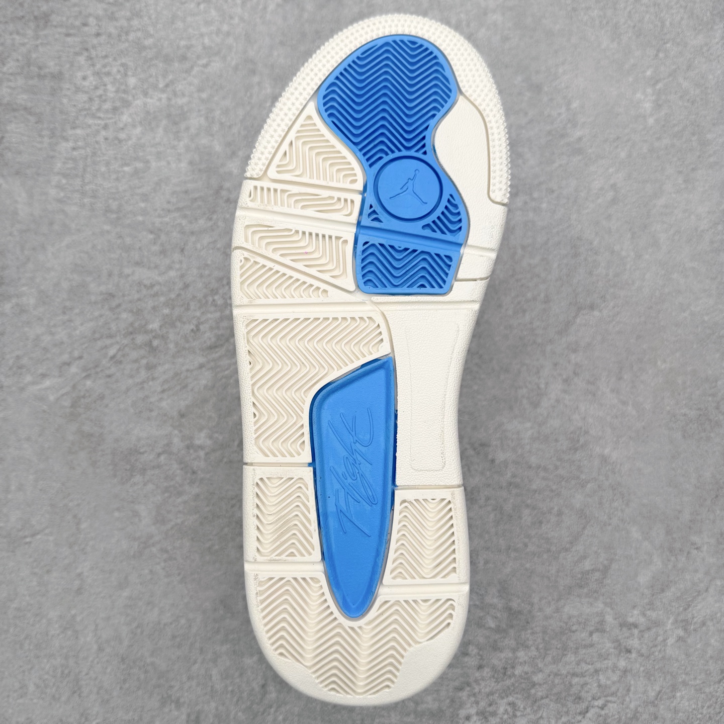 图片[9]-Air Jordan AJ Flight Court 乔丹低帮复古篮球鞋 设计简约又不失复古韵味鞋内的鞋垫柔软且有弹性 能够很好地缓冲落地时的冲击力鞋面的材质贴合脚部 鞋底的纹路设计合理 抓地力很强 尺码： 36 36.5 37.5 38 38.5 39 40 40.5 41 42 42.5 43 44 45 46-选品中心