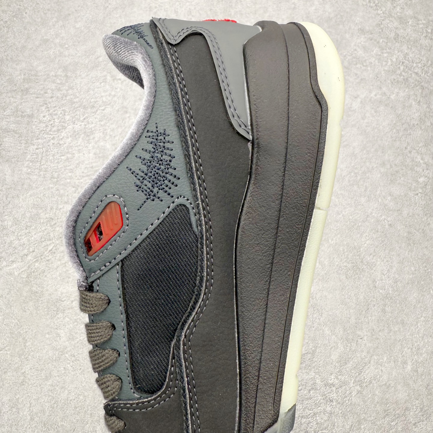 图片[7]-Air Jordan AJ Flight Court 乔丹低帮复古篮球鞋 设计简约又不失复古韵味鞋内的鞋垫柔软且有弹性 能够很好地缓冲落地时的冲击力鞋面的材质贴合脚部 鞋底的纹路设计合理 抓地力很强 尺码： 36 36.5 37.5 38 38.5 39 40 40.5 41 42 42.5 43 44 45 46-选品中心