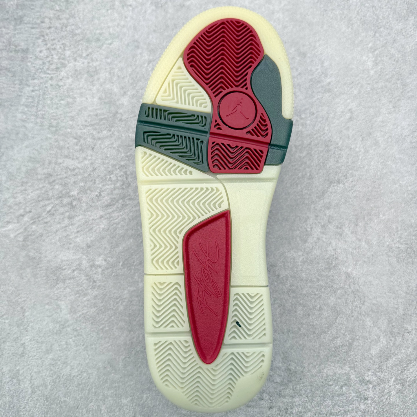 图片[9]-Air Jordan AJ Flight Court 乔丹低帮复古篮球鞋 设计简约又不失复古韵味鞋内的鞋垫柔软且有弹性 能够很好地缓冲落地时的冲击力鞋面的材质贴合脚部 鞋底的纹路设计合理 抓地力很强 尺码： 36 36.5 37.5 38 38.5 39 40 40.5 41 42 42.5 43 44 45 46-选品中心