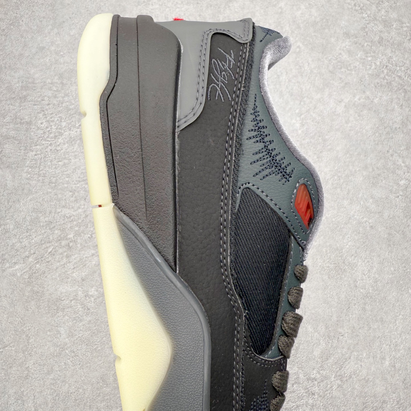 图片[6]-Air Jordan AJ Flight Court 乔丹低帮复古篮球鞋 设计简约又不失复古韵味鞋内的鞋垫柔软且有弹性 能够很好地缓冲落地时的冲击力鞋面的材质贴合脚部 鞋底的纹路设计合理 抓地力很强 尺码： 36 36.5 37.5 38 38.5 39 40 40.5 41 42 42.5 43 44 45 46-选品中心