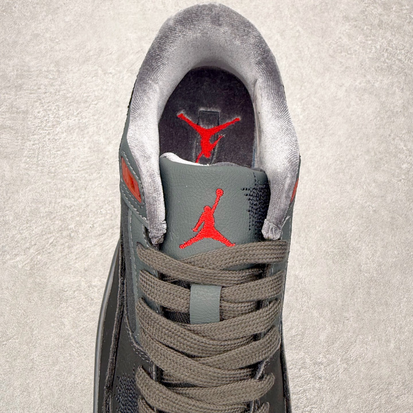 图片[5]-Air Jordan AJ Flight Court 乔丹低帮复古篮球鞋 设计简约又不失复古韵味鞋内的鞋垫柔软且有弹性 能够很好地缓冲落地时的冲击力鞋面的材质贴合脚部 鞋底的纹路设计合理 抓地力很强 尺码： 36 36.5 37.5 38 38.5 39 40 40.5 41 42 42.5 43 44 45 46-选品中心