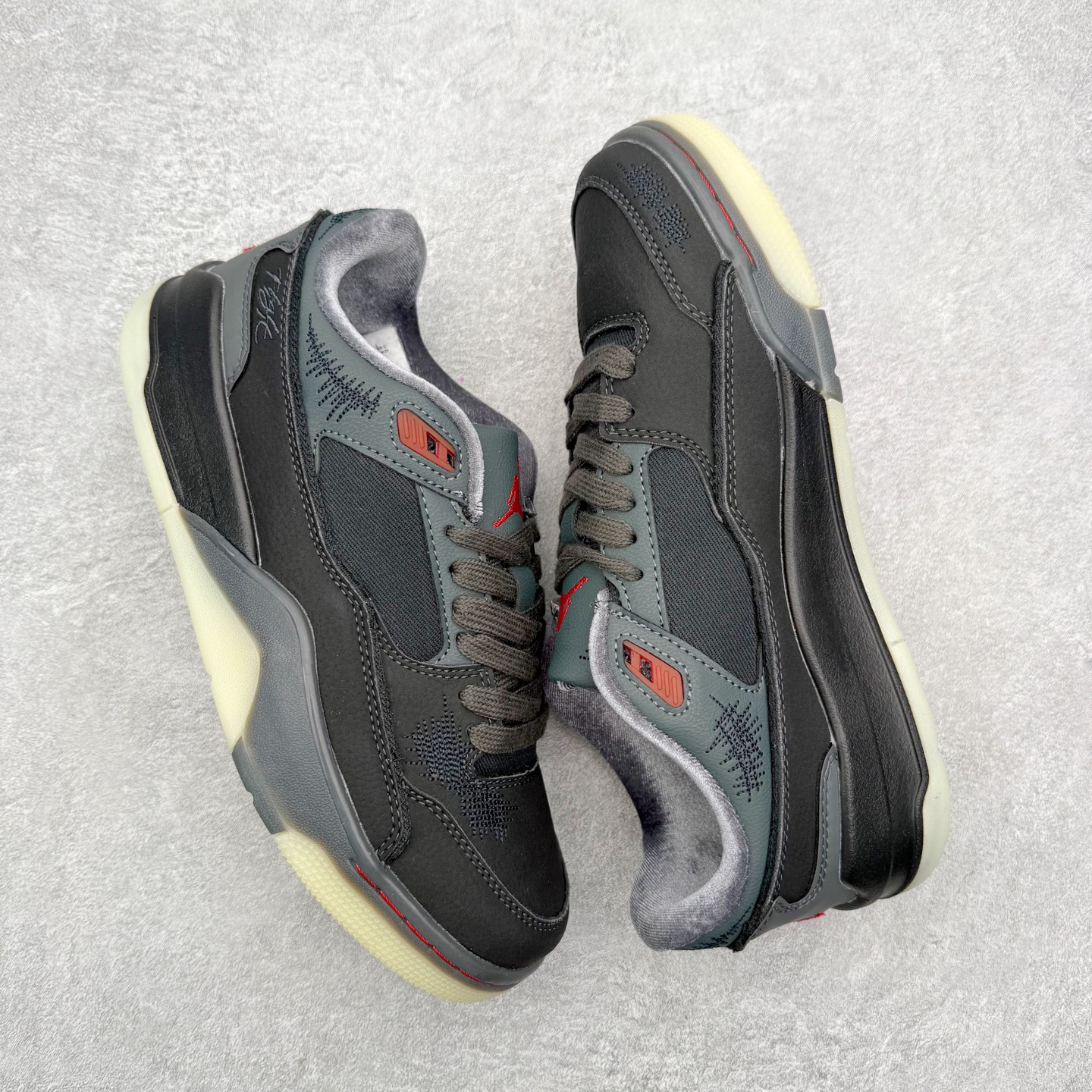 图片[3]-Air Jordan AJ Flight Court 乔丹低帮复古篮球鞋 设计简约又不失复古韵味鞋内的鞋垫柔软且有弹性 能够很好地缓冲落地时的冲击力鞋面的材质贴合脚部 鞋底的纹路设计合理 抓地力很强 尺码： 36 36.5 37.5 38 38.5 39 40 40.5 41 42 42.5 43 44 45 46-选品中心