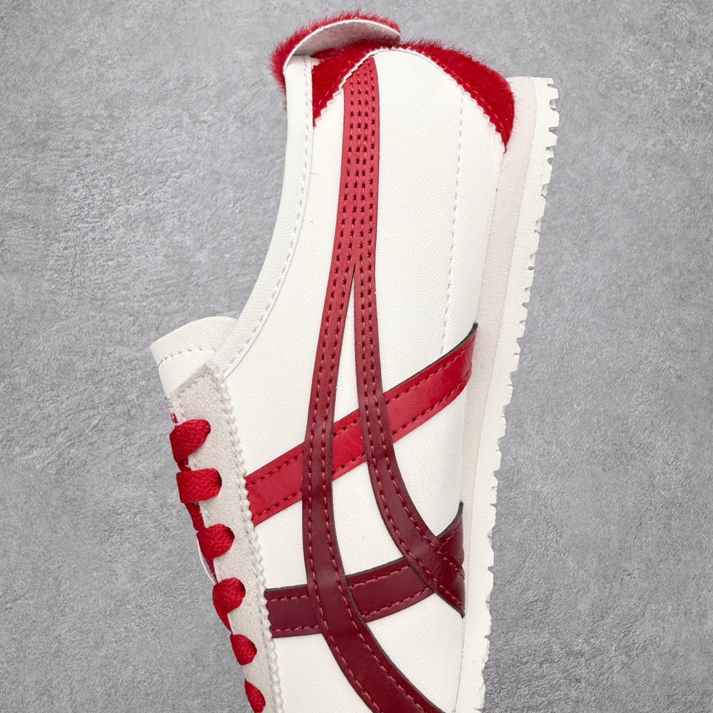 图片[7]-Asics Onitsuka Tiger MEXICO 66 亚瑟士鬼冢虎复古经典板鞋 市场王者选手 海外订单工厂出品 长期生产补货永不断码 超成熟稳定的做工品控 原装全套纸板楦头开发 原汁原味 完美呈现版型 私模正确鞋底咬花纹路 一比一鞋头弧度高度鞋身弧度 绝不口嗨 细节品控鞋型随意秒杀市面 原档咬花纹路私模大底 一个单元有六个三角形 总体形拼接呈现花瓣状 官方四联吊牌 原装Ortholite轻量化鞋垫 原盒原配 质保卡 说明书 钢印防尘纸 纸板中底带钢印 乳胶组合鞋垫 支持全方位的对比专柜 产品从款式颜色造型上体现出追求舒适和细节的完美 鞋类更是推崇手工制作的严谨与完美 融舒适性与可穿性的设计风格 注重细节的完美和别致魅力 既保持稳重 又不失轻松的时尚感 尺码：36 37 37.5 38 39 39.5 40 40.5 41.5 42 42.5 43.5 44 45-选品中心