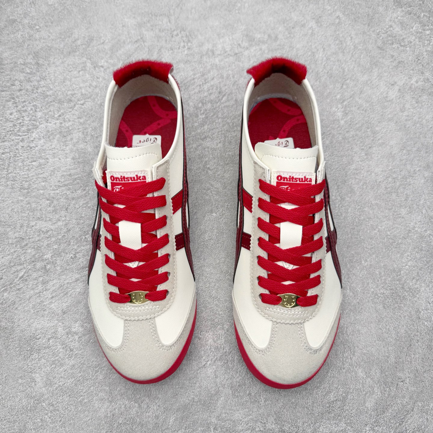 图片[2]-Asics Onitsuka Tiger MEXICO 66 亚瑟士鬼冢虎复古经典板鞋 市场王者选手 海外订单工厂出品 长期生产补货永不断码 超成熟稳定的做工品控 原装全套纸板楦头开发 原汁原味 完美呈现版型 私模正确鞋底咬花纹路 一比一鞋头弧度高度鞋身弧度 绝不口嗨 细节品控鞋型随意秒杀市面 原档咬花纹路私模大底 一个单元有六个三角形 总体形拼接呈现花瓣状 官方四联吊牌 原装Ortholite轻量化鞋垫 原盒原配 质保卡 说明书 钢印防尘纸 纸板中底带钢印 乳胶组合鞋垫 支持全方位的对比专柜 产品从款式颜色造型上体现出追求舒适和细节的完美 鞋类更是推崇手工制作的严谨与完美 融舒适性与可穿性的设计风格 注重细节的完美和别致魅力 既保持稳重 又不失轻松的时尚感 尺码：36 37 37.5 38 39 39.5 40 40.5 41.5 42 42.5 43.5 44 45-选品中心