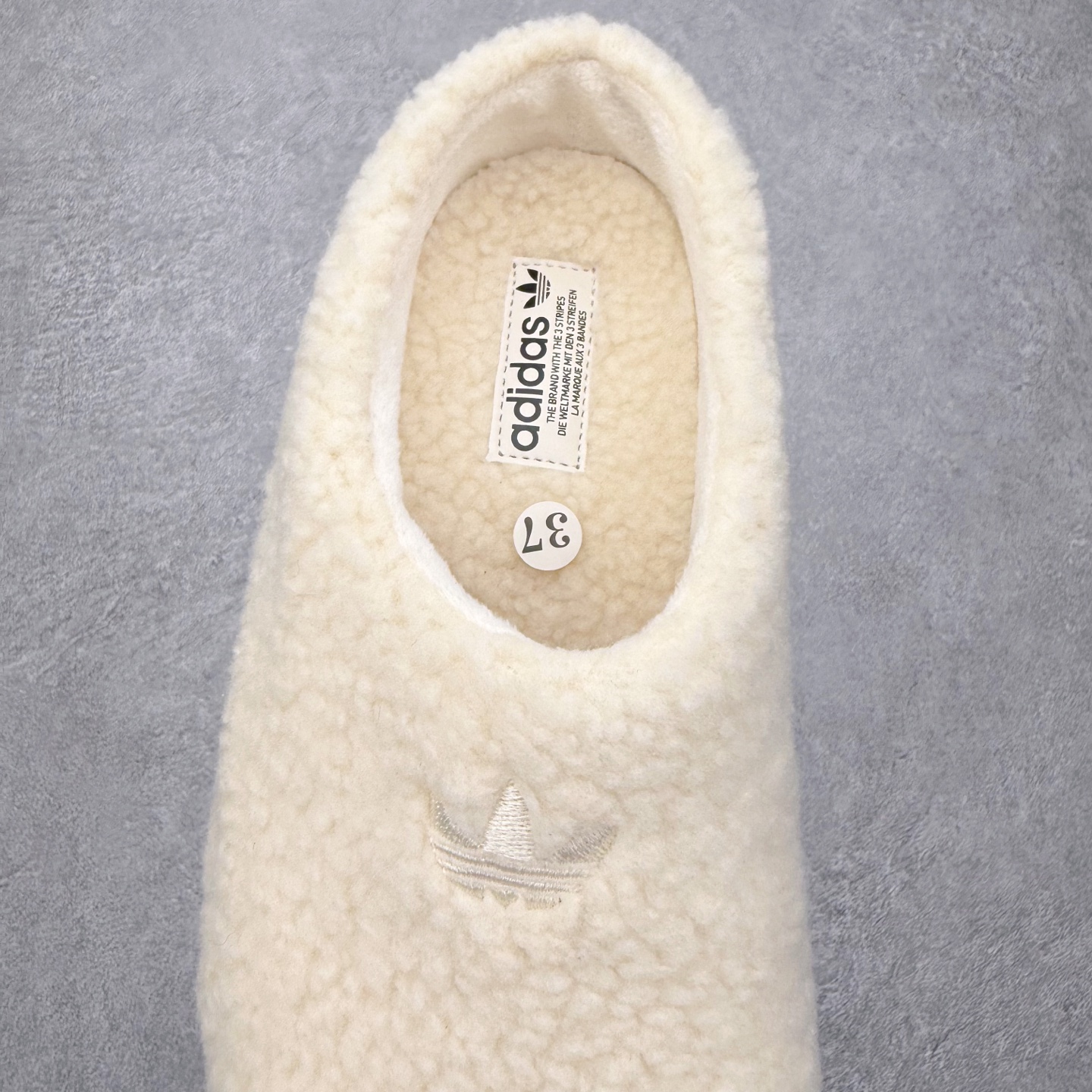 图片[5]-AD Originals AdiFOM Stan Smith Mule 防滑耐磨轻便运动凉鞋穆勒厨师鞋 加绒版 JR7378 重金购入原鞋及原档案磨具生产指令开发 鞋头部位凹凸有致 横向大面积波浪纹理 后跟Logo 凹凸明显 轮廓分明 描漆定位精准 公整无偏差不溢出 LOGO内侧钢印清晰工整 原厂磨具全鞋无多余毛边 同源公司EVA粒子环保塑料 原厂指令配方 无任何异味 弹性卡色均保持原鞋一致 匠心打造 鞋口弧度大小 鞋面色泽质感同步原鞋 LOGO内侧钢印清晰工整 中底部分带原厂钢印编号 原厂Ortholite欧斯莱鞋垫 区别掉渣海玻璃鞋垫 吸汗防臭的效果无法相提并论 原厂定制原标 同比ZP 符合人体设计 轻松脚感 一穿即走 这款拖鞋旨在致敬经典的Stan Smith 简约鞋面和后跟细节灵感源于原版 并通过厚实的比例和超光滑的触感 带来现代风格的革新 采用含有甘蔗制成的泡沫材料 心系环保 摆脱绑带或鞋带束缚 易于穿脱 保持舒适 采用天然可再生材料 旨在帮助减少塑料污染 偏小一码 尺码：36 37 38 39 40 41 42 43 44-选品中心