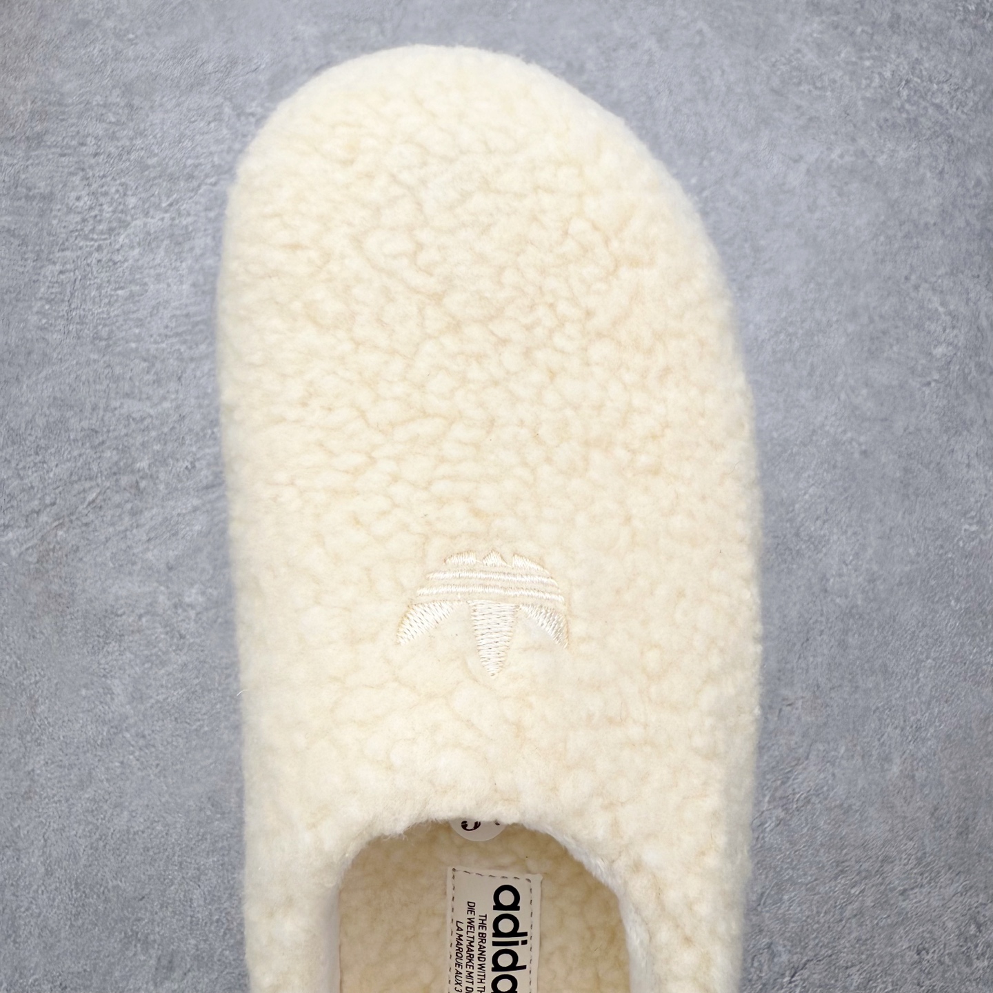 图片[4]-AD Originals AdiFOM Stan Smith Mule 防滑耐磨轻便运动凉鞋穆勒厨师鞋 加绒版 JR7378 重金购入原鞋及原档案磨具生产指令开发 鞋头部位凹凸有致 横向大面积波浪纹理 后跟Logo 凹凸明显 轮廓分明 描漆定位精准 公整无偏差不溢出 LOGO内侧钢印清晰工整 原厂磨具全鞋无多余毛边 同源公司EVA粒子环保塑料 原厂指令配方 无任何异味 弹性卡色均保持原鞋一致 匠心打造 鞋口弧度大小 鞋面色泽质感同步原鞋 LOGO内侧钢印清晰工整 中底部分带原厂钢印编号 原厂Ortholite欧斯莱鞋垫 区别掉渣海玻璃鞋垫 吸汗防臭的效果无法相提并论 原厂定制原标 同比ZP 符合人体设计 轻松脚感 一穿即走 这款拖鞋旨在致敬经典的Stan Smith 简约鞋面和后跟细节灵感源于原版 并通过厚实的比例和超光滑的触感 带来现代风格的革新 采用含有甘蔗制成的泡沫材料 心系环保 摆脱绑带或鞋带束缚 易于穿脱 保持舒适 采用天然可再生材料 旨在帮助减少塑料污染 偏小一码 尺码：36 37 38 39 40 41 42 43 44-选品中心