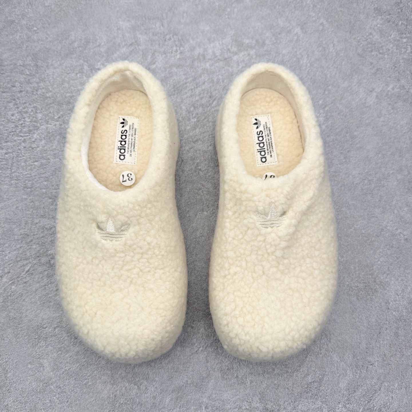 图片[2]-AD Originals AdiFOM Stan Smith Mule 防滑耐磨轻便运动凉鞋穆勒厨师鞋 加绒版 JR7378 重金购入原鞋及原档案磨具生产指令开发 鞋头部位凹凸有致 横向大面积波浪纹理 后跟Logo 凹凸明显 轮廓分明 描漆定位精准 公整无偏差不溢出 LOGO内侧钢印清晰工整 原厂磨具全鞋无多余毛边 同源公司EVA粒子环保塑料 原厂指令配方 无任何异味 弹性卡色均保持原鞋一致 匠心打造 鞋口弧度大小 鞋面色泽质感同步原鞋 LOGO内侧钢印清晰工整 中底部分带原厂钢印编号 原厂Ortholite欧斯莱鞋垫 区别掉渣海玻璃鞋垫 吸汗防臭的效果无法相提并论 原厂定制原标 同比ZP 符合人体设计 轻松脚感 一穿即走 这款拖鞋旨在致敬经典的Stan Smith 简约鞋面和后跟细节灵感源于原版 并通过厚实的比例和超光滑的触感 带来现代风格的革新 采用含有甘蔗制成的泡沫材料 心系环保 摆脱绑带或鞋带束缚 易于穿脱 保持舒适 采用天然可再生材料 旨在帮助减少塑料污染 偏小一码 尺码：36 37 38 39 40 41 42 43 44-选品中心