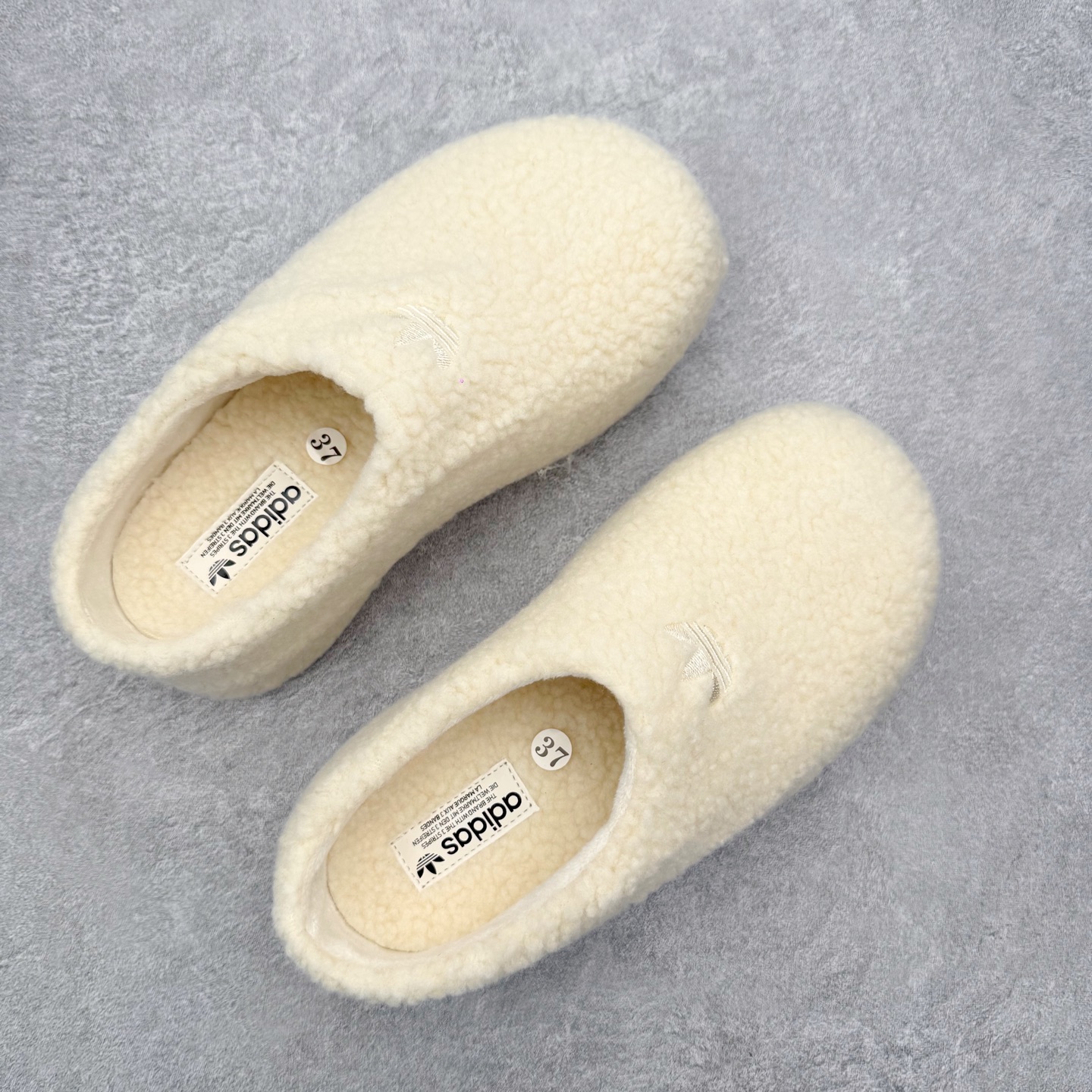 图片[3]-AD Originals AdiFOM Stan Smith Mule 防滑耐磨轻便运动凉鞋穆勒厨师鞋 加绒版 JR7378 重金购入原鞋及原档案磨具生产指令开发 鞋头部位凹凸有致 横向大面积波浪纹理 后跟Logo 凹凸明显 轮廓分明 描漆定位精准 公整无偏差不溢出 LOGO内侧钢印清晰工整 原厂磨具全鞋无多余毛边 同源公司EVA粒子环保塑料 原厂指令配方 无任何异味 弹性卡色均保持原鞋一致 匠心打造 鞋口弧度大小 鞋面色泽质感同步原鞋 LOGO内侧钢印清晰工整 中底部分带原厂钢印编号 原厂Ortholite欧斯莱鞋垫 区别掉渣海玻璃鞋垫 吸汗防臭的效果无法相提并论 原厂定制原标 同比ZP 符合人体设计 轻松脚感 一穿即走 这款拖鞋旨在致敬经典的Stan Smith 简约鞋面和后跟细节灵感源于原版 并通过厚实的比例和超光滑的触感 带来现代风格的革新 采用含有甘蔗制成的泡沫材料 心系环保 摆脱绑带或鞋带束缚 易于穿脱 保持舒适 采用天然可再生材料 旨在帮助减少塑料污染 偏小一码 尺码：36 37 38 39 40 41 42 43 44-选品中心