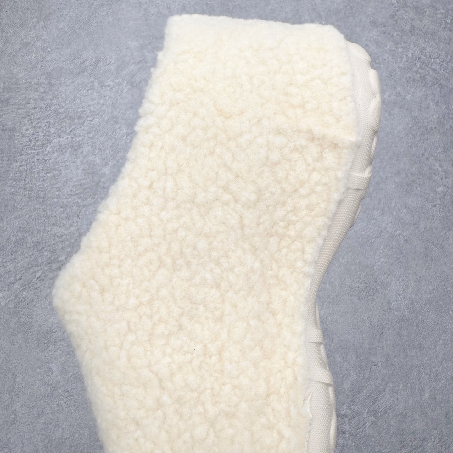 图片[7]-AD Originals AdiFOM Stan Smith Mule 防滑耐磨轻便运动凉鞋穆勒厨师鞋 加绒版 JR7378 重金购入原鞋及原档案磨具生产指令开发 鞋头部位凹凸有致 横向大面积波浪纹理 后跟Logo 凹凸明显 轮廓分明 描漆定位精准 公整无偏差不溢出 LOGO内侧钢印清晰工整 原厂磨具全鞋无多余毛边 同源公司EVA粒子环保塑料 原厂指令配方 无任何异味 弹性卡色均保持原鞋一致 匠心打造 鞋口弧度大小 鞋面色泽质感同步原鞋 LOGO内侧钢印清晰工整 中底部分带原厂钢印编号 原厂Ortholite欧斯莱鞋垫 区别掉渣海玻璃鞋垫 吸汗防臭的效果无法相提并论 原厂定制原标 同比ZP 符合人体设计 轻松脚感 一穿即走 这款拖鞋旨在致敬经典的Stan Smith 简约鞋面和后跟细节灵感源于原版 并通过厚实的比例和超光滑的触感 带来现代风格的革新 采用含有甘蔗制成的泡沫材料 心系环保 摆脱绑带或鞋带束缚 易于穿脱 保持舒适 采用天然可再生材料 旨在帮助减少塑料污染 偏小一码 尺码：36 37 38 39 40 41 42 43 44-选品中心