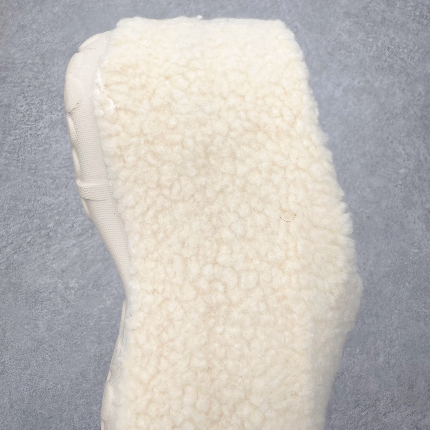 图片[6]-AD Originals AdiFOM Stan Smith Mule 防滑耐磨轻便运动凉鞋穆勒厨师鞋 加绒版 JR7378 重金购入原鞋及原档案磨具生产指令开发 鞋头部位凹凸有致 横向大面积波浪纹理 后跟Logo 凹凸明显 轮廓分明 描漆定位精准 公整无偏差不溢出 LOGO内侧钢印清晰工整 原厂磨具全鞋无多余毛边 同源公司EVA粒子环保塑料 原厂指令配方 无任何异味 弹性卡色均保持原鞋一致 匠心打造 鞋口弧度大小 鞋面色泽质感同步原鞋 LOGO内侧钢印清晰工整 中底部分带原厂钢印编号 原厂Ortholite欧斯莱鞋垫 区别掉渣海玻璃鞋垫 吸汗防臭的效果无法相提并论 原厂定制原标 同比ZP 符合人体设计 轻松脚感 一穿即走 这款拖鞋旨在致敬经典的Stan Smith 简约鞋面和后跟细节灵感源于原版 并通过厚实的比例和超光滑的触感 带来现代风格的革新 采用含有甘蔗制成的泡沫材料 心系环保 摆脱绑带或鞋带束缚 易于穿脱 保持舒适 采用天然可再生材料 旨在帮助减少塑料污染 偏小一码 尺码：36 37 38 39 40 41 42 43 44-选品中心