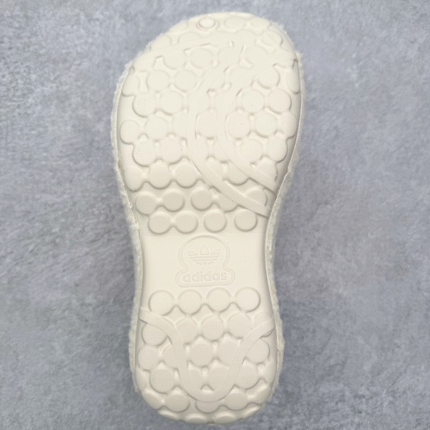 图片[9]-AD Originals AdiFOM Stan Smith Mule 防滑耐磨轻便运动凉鞋穆勒厨师鞋 加绒版 JR7378 重金购入原鞋及原档案磨具生产指令开发 鞋头部位凹凸有致 横向大面积波浪纹理 后跟Logo 凹凸明显 轮廓分明 描漆定位精准 公整无偏差不溢出 LOGO内侧钢印清晰工整 原厂磨具全鞋无多余毛边 同源公司EVA粒子环保塑料 原厂指令配方 无任何异味 弹性卡色均保持原鞋一致 匠心打造 鞋口弧度大小 鞋面色泽质感同步原鞋 LOGO内侧钢印清晰工整 中底部分带原厂钢印编号 原厂Ortholite欧斯莱鞋垫 区别掉渣海玻璃鞋垫 吸汗防臭的效果无法相提并论 原厂定制原标 同比ZP 符合人体设计 轻松脚感 一穿即走 这款拖鞋旨在致敬经典的Stan Smith 简约鞋面和后跟细节灵感源于原版 并通过厚实的比例和超光滑的触感 带来现代风格的革新 采用含有甘蔗制成的泡沫材料 心系环保 摆脱绑带或鞋带束缚 易于穿脱 保持舒适 采用天然可再生材料 旨在帮助减少塑料污染 偏小一码 尺码：36 37 38 39 40 41 42 43 44-选品中心