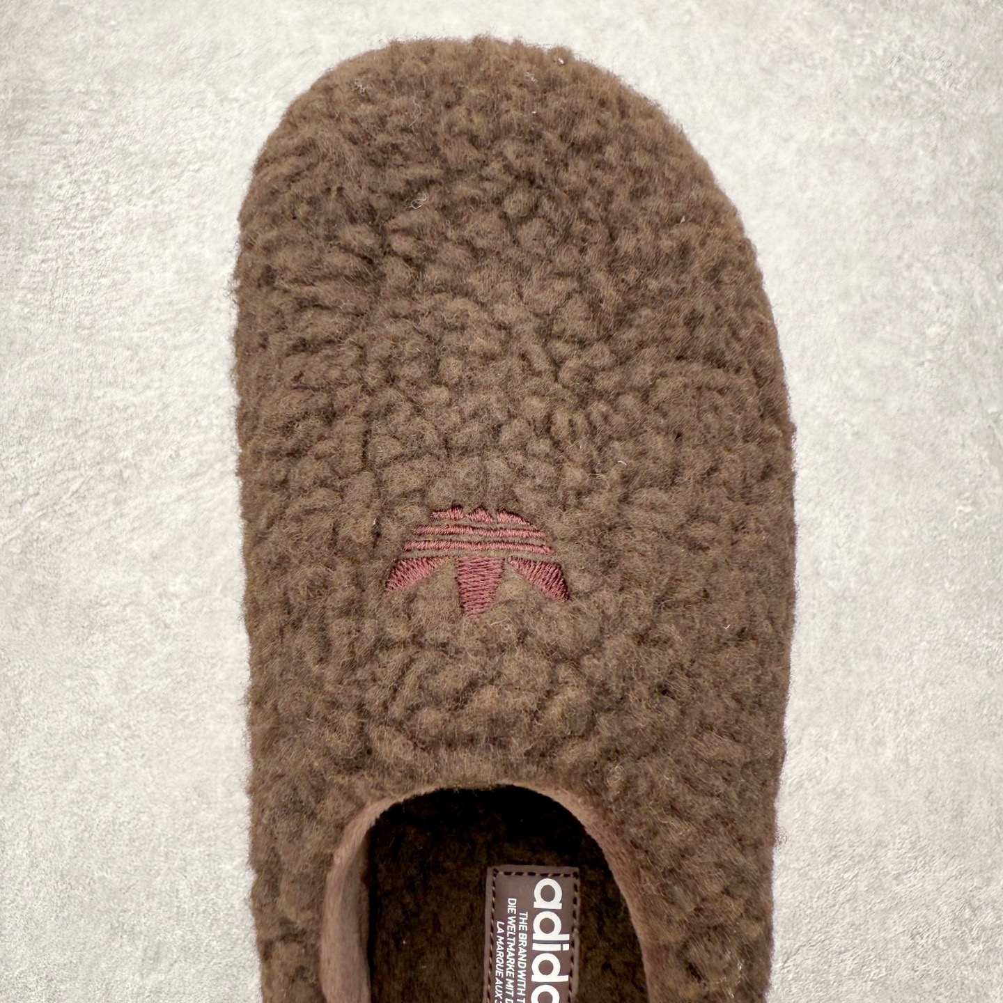 图片[4]-AD Originals AdiFOM Stan Smith Mule 防滑耐磨轻便运动凉鞋穆勒厨师鞋 加绒版 JR2347 重金购入原鞋及原档案磨具生产指令开发 鞋头部位凹凸有致 横向大面积波浪纹理 后跟Logo 凹凸明显 轮廓分明 描漆定位精准 公整无偏差不溢出 LOGO内侧钢印清晰工整 原厂磨具全鞋无多余毛边 同源公司EVA粒子环保塑料 原厂指令配方 无任何异味 弹性卡色均保持原鞋一致 匠心打造 鞋口弧度大小 鞋面色泽质感同步原鞋 LOGO内侧钢印清晰工整 中底部分带原厂钢印编号 原厂Ortholite欧斯莱鞋垫 区别掉渣海玻璃鞋垫 吸汗防臭的效果无法相提并论 原厂定制原标 同比ZP 符合人体设计 轻松脚感 一穿即走 这款拖鞋旨在致敬经典的Stan Smith 简约鞋面和后跟细节灵感源于原版 并通过厚实的比例和超光滑的触感 带来现代风格的革新 采用含有甘蔗制成的泡沫材料 心系环保 摆脱绑带或鞋带束缚 易于穿脱 保持舒适 采用天然可再生材料 旨在帮助减少塑料污染 偏小一码 尺码：36 37 38 39 40 41 42 43 44-选品中心