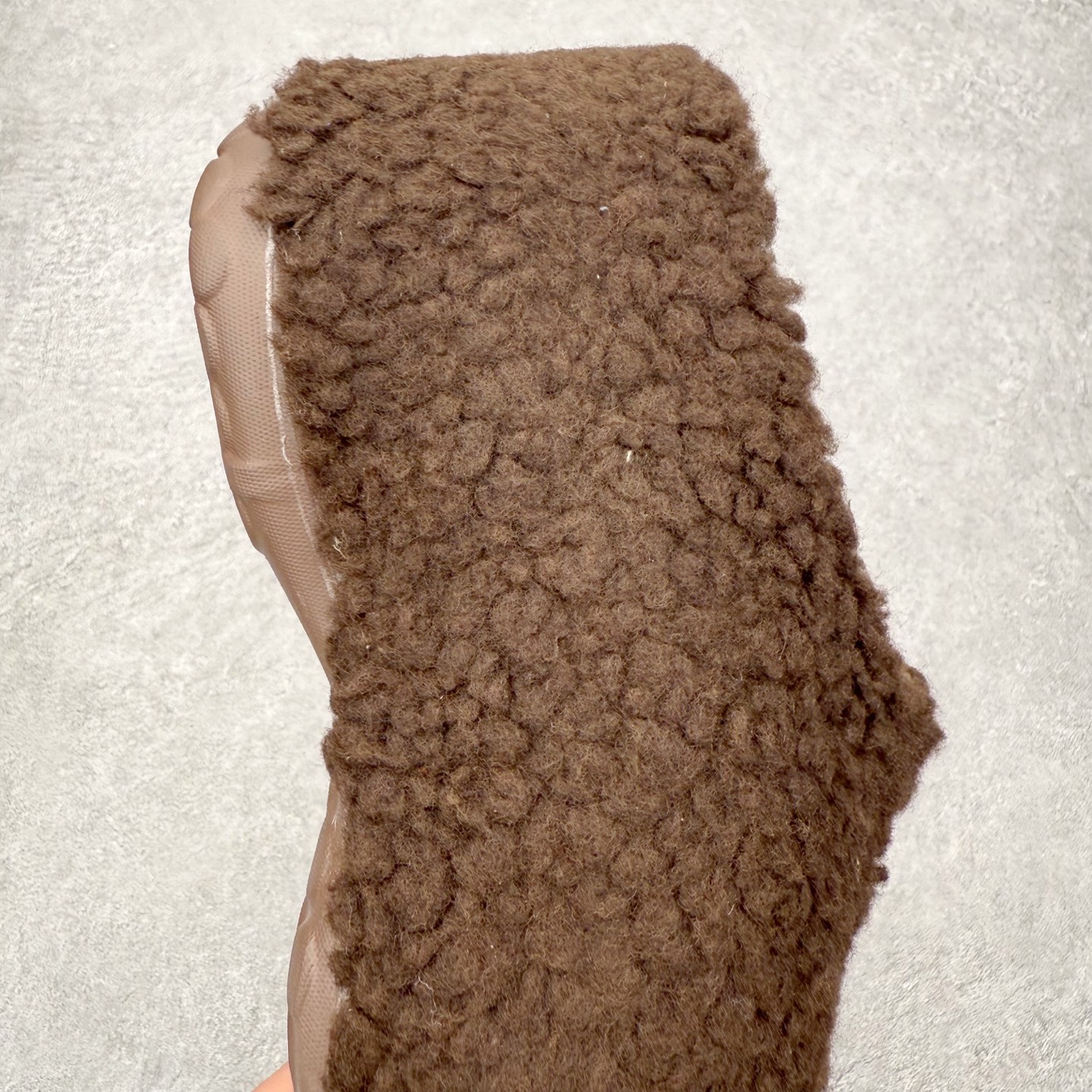 图片[6]-AD Originals AdiFOM Stan Smith Mule 防滑耐磨轻便运动凉鞋穆勒厨师鞋 加绒版 JR2347 重金购入原鞋及原档案磨具生产指令开发 鞋头部位凹凸有致 横向大面积波浪纹理 后跟Logo 凹凸明显 轮廓分明 描漆定位精准 公整无偏差不溢出 LOGO内侧钢印清晰工整 原厂磨具全鞋无多余毛边 同源公司EVA粒子环保塑料 原厂指令配方 无任何异味 弹性卡色均保持原鞋一致 匠心打造 鞋口弧度大小 鞋面色泽质感同步原鞋 LOGO内侧钢印清晰工整 中底部分带原厂钢印编号 原厂Ortholite欧斯莱鞋垫 区别掉渣海玻璃鞋垫 吸汗防臭的效果无法相提并论 原厂定制原标 同比ZP 符合人体设计 轻松脚感 一穿即走 这款拖鞋旨在致敬经典的Stan Smith 简约鞋面和后跟细节灵感源于原版 并通过厚实的比例和超光滑的触感 带来现代风格的革新 采用含有甘蔗制成的泡沫材料 心系环保 摆脱绑带或鞋带束缚 易于穿脱 保持舒适 采用天然可再生材料 旨在帮助减少塑料污染 偏小一码 尺码：36 37 38 39 40 41 42 43 44-选品中心