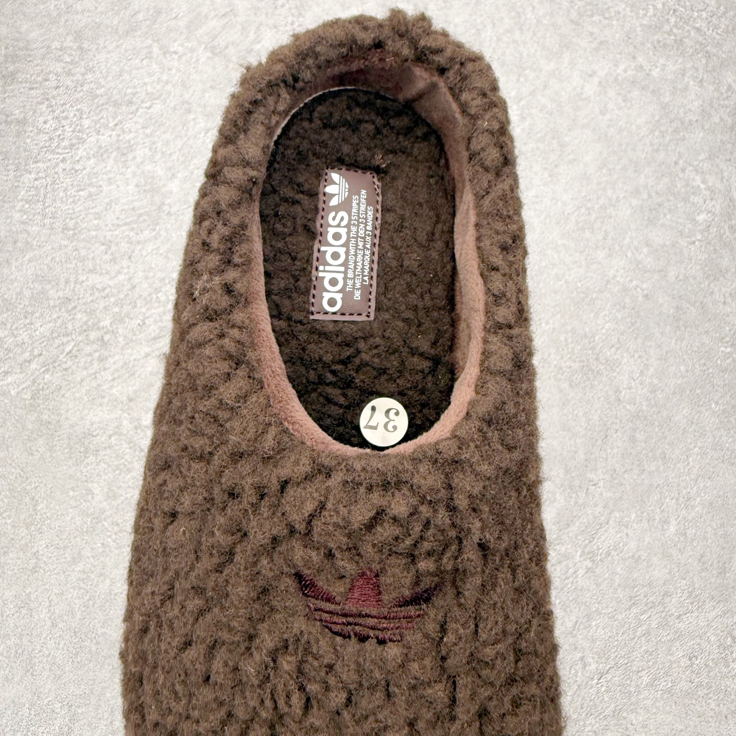 图片[5]-AD Originals AdiFOM Stan Smith Mule 防滑耐磨轻便运动凉鞋穆勒厨师鞋 加绒版 JR2347 重金购入原鞋及原档案磨具生产指令开发 鞋头部位凹凸有致 横向大面积波浪纹理 后跟Logo 凹凸明显 轮廓分明 描漆定位精准 公整无偏差不溢出 LOGO内侧钢印清晰工整 原厂磨具全鞋无多余毛边 同源公司EVA粒子环保塑料 原厂指令配方 无任何异味 弹性卡色均保持原鞋一致 匠心打造 鞋口弧度大小 鞋面色泽质感同步原鞋 LOGO内侧钢印清晰工整 中底部分带原厂钢印编号 原厂Ortholite欧斯莱鞋垫 区别掉渣海玻璃鞋垫 吸汗防臭的效果无法相提并论 原厂定制原标 同比ZP 符合人体设计 轻松脚感 一穿即走 这款拖鞋旨在致敬经典的Stan Smith 简约鞋面和后跟细节灵感源于原版 并通过厚实的比例和超光滑的触感 带来现代风格的革新 采用含有甘蔗制成的泡沫材料 心系环保 摆脱绑带或鞋带束缚 易于穿脱 保持舒适 采用天然可再生材料 旨在帮助减少塑料污染 偏小一码 尺码：36 37 38 39 40 41 42 43 44-选品中心