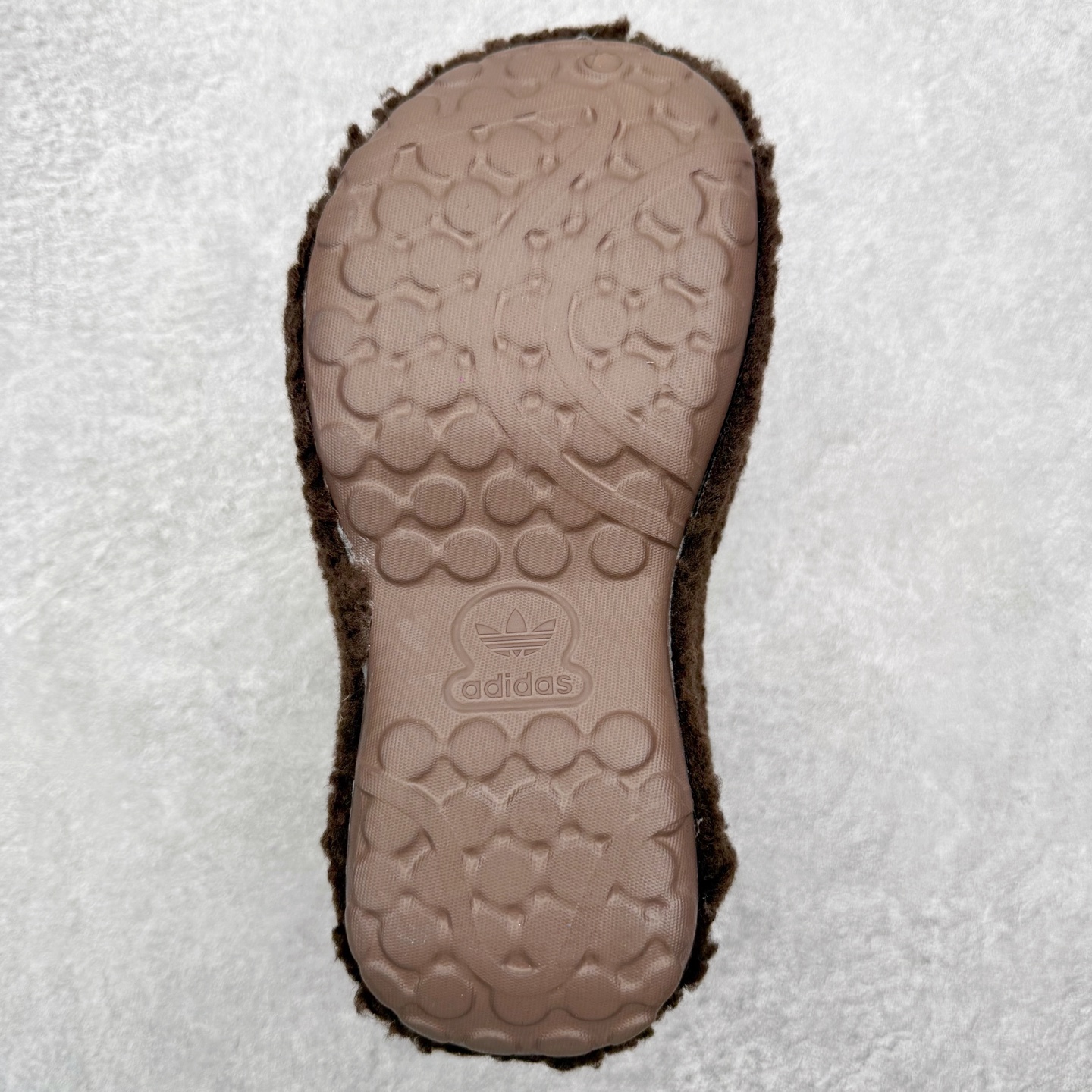 图片[8]-AD Originals AdiFOM Stan Smith Mule 防滑耐磨轻便运动凉鞋穆勒厨师鞋 加绒版 JR2347 重金购入原鞋及原档案磨具生产指令开发 鞋头部位凹凸有致 横向大面积波浪纹理 后跟Logo 凹凸明显 轮廓分明 描漆定位精准 公整无偏差不溢出 LOGO内侧钢印清晰工整 原厂磨具全鞋无多余毛边 同源公司EVA粒子环保塑料 原厂指令配方 无任何异味 弹性卡色均保持原鞋一致 匠心打造 鞋口弧度大小 鞋面色泽质感同步原鞋 LOGO内侧钢印清晰工整 中底部分带原厂钢印编号 原厂Ortholite欧斯莱鞋垫 区别掉渣海玻璃鞋垫 吸汗防臭的效果无法相提并论 原厂定制原标 同比ZP 符合人体设计 轻松脚感 一穿即走 这款拖鞋旨在致敬经典的Stan Smith 简约鞋面和后跟细节灵感源于原版 并通过厚实的比例和超光滑的触感 带来现代风格的革新 采用含有甘蔗制成的泡沫材料 心系环保 摆脱绑带或鞋带束缚 易于穿脱 保持舒适 采用天然可再生材料 旨在帮助减少塑料污染 偏小一码 尺码：36 37 38 39 40 41 42 43 44-选品中心