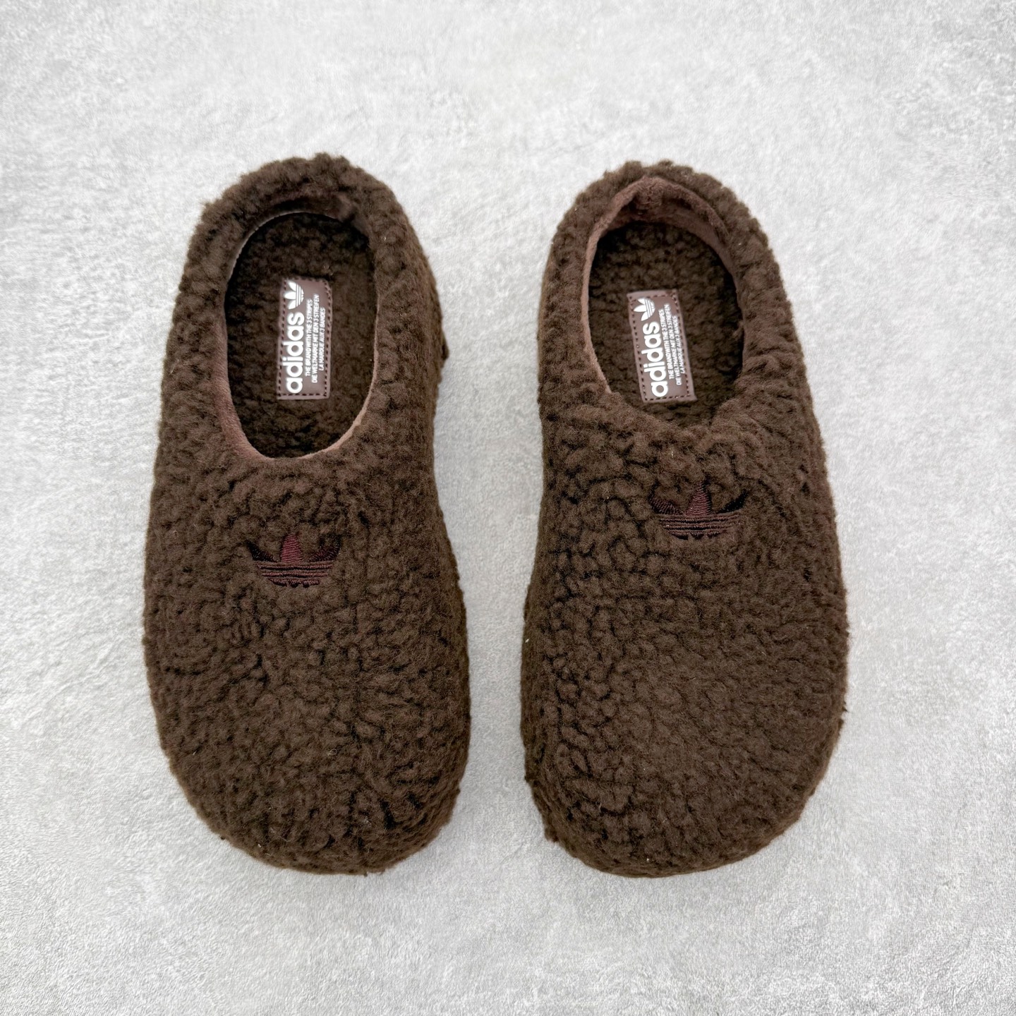 图片[2]-AD Originals AdiFOM Stan Smith Mule 防滑耐磨轻便运动凉鞋穆勒厨师鞋 加绒版 JR2347 重金购入原鞋及原档案磨具生产指令开发 鞋头部位凹凸有致 横向大面积波浪纹理 后跟Logo 凹凸明显 轮廓分明 描漆定位精准 公整无偏差不溢出 LOGO内侧钢印清晰工整 原厂磨具全鞋无多余毛边 同源公司EVA粒子环保塑料 原厂指令配方 无任何异味 弹性卡色均保持原鞋一致 匠心打造 鞋口弧度大小 鞋面色泽质感同步原鞋 LOGO内侧钢印清晰工整 中底部分带原厂钢印编号 原厂Ortholite欧斯莱鞋垫 区别掉渣海玻璃鞋垫 吸汗防臭的效果无法相提并论 原厂定制原标 同比ZP 符合人体设计 轻松脚感 一穿即走 这款拖鞋旨在致敬经典的Stan Smith 简约鞋面和后跟细节灵感源于原版 并通过厚实的比例和超光滑的触感 带来现代风格的革新 采用含有甘蔗制成的泡沫材料 心系环保 摆脱绑带或鞋带束缚 易于穿脱 保持舒适 采用天然可再生材料 旨在帮助减少塑料污染 偏小一码 尺码：36 37 38 39 40 41 42 43 44-选品中心