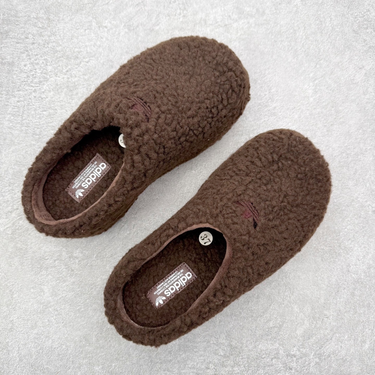 图片[3]-AD Originals AdiFOM Stan Smith Mule 防滑耐磨轻便运动凉鞋穆勒厨师鞋 加绒版 JR2347 重金购入原鞋及原档案磨具生产指令开发 鞋头部位凹凸有致 横向大面积波浪纹理 后跟Logo 凹凸明显 轮廓分明 描漆定位精准 公整无偏差不溢出 LOGO内侧钢印清晰工整 原厂磨具全鞋无多余毛边 同源公司EVA粒子环保塑料 原厂指令配方 无任何异味 弹性卡色均保持原鞋一致 匠心打造 鞋口弧度大小 鞋面色泽质感同步原鞋 LOGO内侧钢印清晰工整 中底部分带原厂钢印编号 原厂Ortholite欧斯莱鞋垫 区别掉渣海玻璃鞋垫 吸汗防臭的效果无法相提并论 原厂定制原标 同比ZP 符合人体设计 轻松脚感 一穿即走 这款拖鞋旨在致敬经典的Stan Smith 简约鞋面和后跟细节灵感源于原版 并通过厚实的比例和超光滑的触感 带来现代风格的革新 采用含有甘蔗制成的泡沫材料 心系环保 摆脱绑带或鞋带束缚 易于穿脱 保持舒适 采用天然可再生材料 旨在帮助减少塑料污染 偏小一码 尺码：36 37 38 39 40 41 42 43 44-选品中心