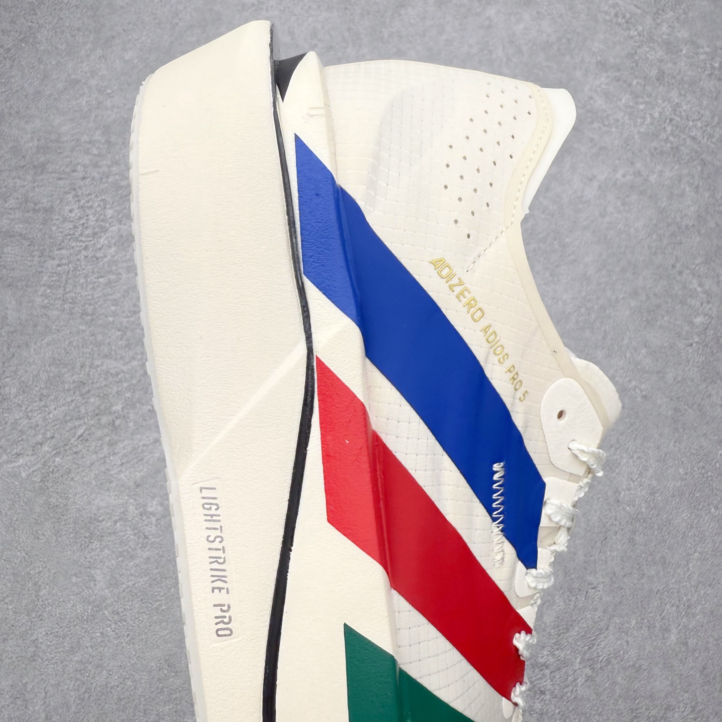 图片[6]-AD Adizero Adios Pro 5 马拉松竞速专业跑鞋 KI8295 CELERMESH针织网面非常轻薄 纤维间的缝隙很大 可以保证跑步时的透气、排汗效果 鞋舌直接与两侧的内衬和鞋底连接在一起 在跑步过程中不会被鞋舌的左右移动所困扰 在标准鞋带孔的基础上再拓宽一组鞋带孔 适合不同脚型的需求 突破性 EnergyRods 技术，有助于跑者实现更好的成绩 中底独特的LIGHTSTRIKE PRO泡棉材质 微弹感觉在跑步过程中给予了良好的支撑体验 对于顶级精英和高水平进阶跑者来说 ADIOS PRO是一双值得信赖的竞速比赛用鞋 尺码：36 36.5 37.5 38 38.5 39 40 40.5 41 42 42.5 43 44 44.5 45-选品中心