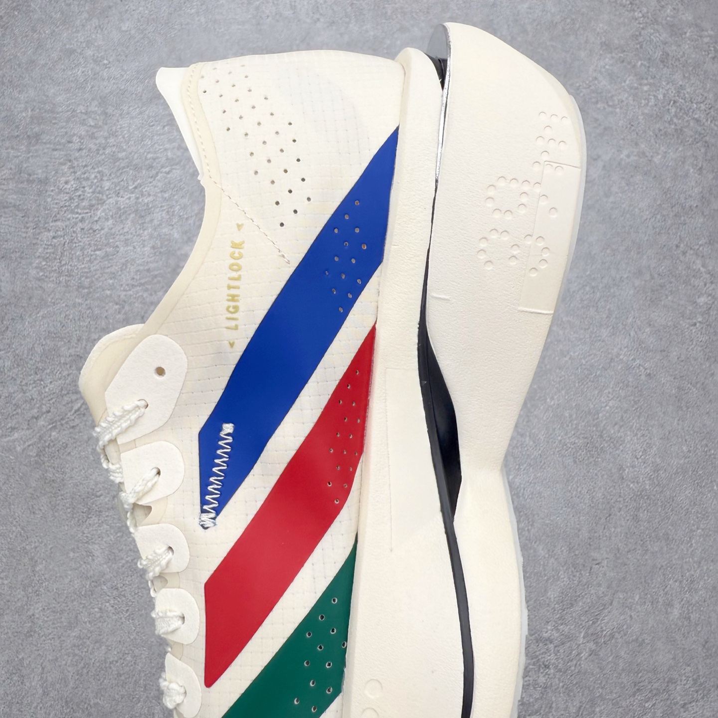 图片[7]-AD Adizero Adios Pro 5 马拉松竞速专业跑鞋 KI8295 CELERMESH针织网面非常轻薄 纤维间的缝隙很大 可以保证跑步时的透气、排汗效果 鞋舌直接与两侧的内衬和鞋底连接在一起 在跑步过程中不会被鞋舌的左右移动所困扰 在标准鞋带孔的基础上再拓宽一组鞋带孔 适合不同脚型的需求 突破性 EnergyRods 技术，有助于跑者实现更好的成绩 中底独特的LIGHTSTRIKE PRO泡棉材质 微弹感觉在跑步过程中给予了良好的支撑体验 对于顶级精英和高水平进阶跑者来说 ADIOS PRO是一双值得信赖的竞速比赛用鞋 尺码：36 36.5 37.5 38 38.5 39 40 40.5 41 42 42.5 43 44 44.5 45-选品中心