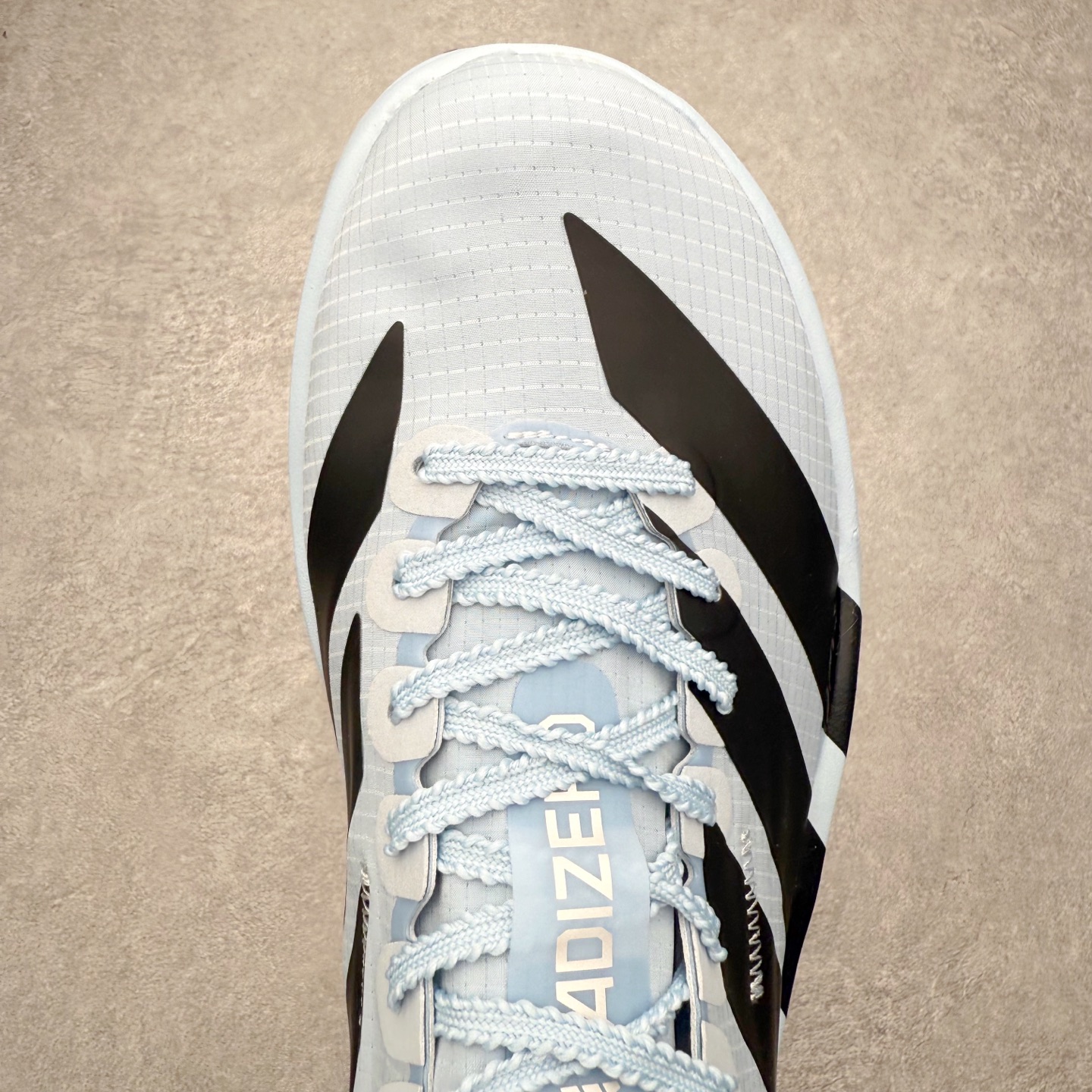 图片[4]-AD Adizero Adios Pro 5 马拉松竞速专业跑鞋 KI8296 CELERMESH针织网面非常轻薄 纤维间的缝隙很大 可以保证跑步时的透气、排汗效果 鞋舌直接与两侧的内衬和鞋底连接在一起 在跑步过程中不会被鞋舌的左右移动所困扰 在标准鞋带孔的基础上再拓宽一组鞋带孔 适合不同脚型的需求 突破性 EnergyRods 技术，有助于跑者实现更好的成绩 中底独特的LIGHTSTRIKE PRO泡棉材质 微弹感觉在跑步过程中给予了良好的支撑体验 对于顶级精英和高水平进阶跑者来说 ADIOS PRO是一双值得信赖的竞速比赛用鞋 尺码：36 36.5 37.5 38 38.5 39 40 40.5 41 42 42.5 43 44 44.5 45-选品中心