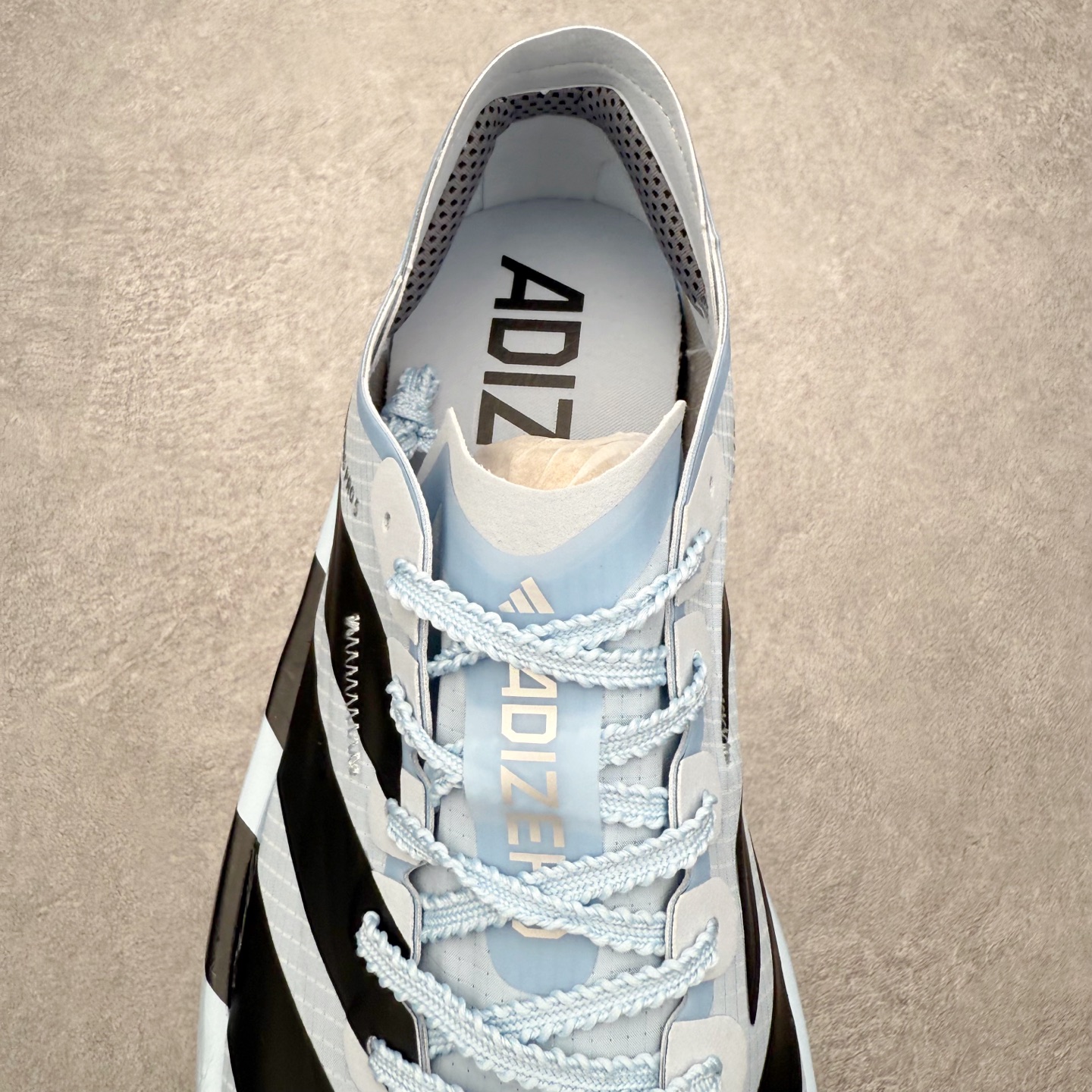 图片[5]-AD Adizero Adios Pro 5 马拉松竞速专业跑鞋 KI8296 CELERMESH针织网面非常轻薄 纤维间的缝隙很大 可以保证跑步时的透气、排汗效果 鞋舌直接与两侧的内衬和鞋底连接在一起 在跑步过程中不会被鞋舌的左右移动所困扰 在标准鞋带孔的基础上再拓宽一组鞋带孔 适合不同脚型的需求 突破性 EnergyRods 技术，有助于跑者实现更好的成绩 中底独特的LIGHTSTRIKE PRO泡棉材质 微弹感觉在跑步过程中给予了良好的支撑体验 对于顶级精英和高水平进阶跑者来说 ADIOS PRO是一双值得信赖的竞速比赛用鞋 尺码：36 36.5 37.5 38 38.5 39 40 40.5 41 42 42.5 43 44 44.5 45-选品中心