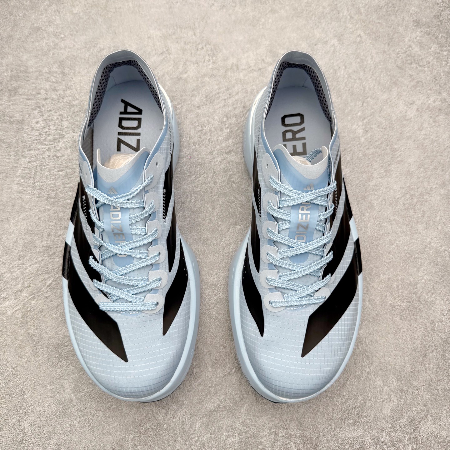 图片[2]-AD Adizero Adios Pro 5 马拉松竞速专业跑鞋 KI8296 CELERMESH针织网面非常轻薄 纤维间的缝隙很大 可以保证跑步时的透气、排汗效果 鞋舌直接与两侧的内衬和鞋底连接在一起 在跑步过程中不会被鞋舌的左右移动所困扰 在标准鞋带孔的基础上再拓宽一组鞋带孔 适合不同脚型的需求 突破性 EnergyRods 技术，有助于跑者实现更好的成绩 中底独特的LIGHTSTRIKE PRO泡棉材质 微弹感觉在跑步过程中给予了良好的支撑体验 对于顶级精英和高水平进阶跑者来说 ADIOS PRO是一双值得信赖的竞速比赛用鞋 尺码：36 36.5 37.5 38 38.5 39 40 40.5 41 42 42.5 43 44 44.5 45-选品中心