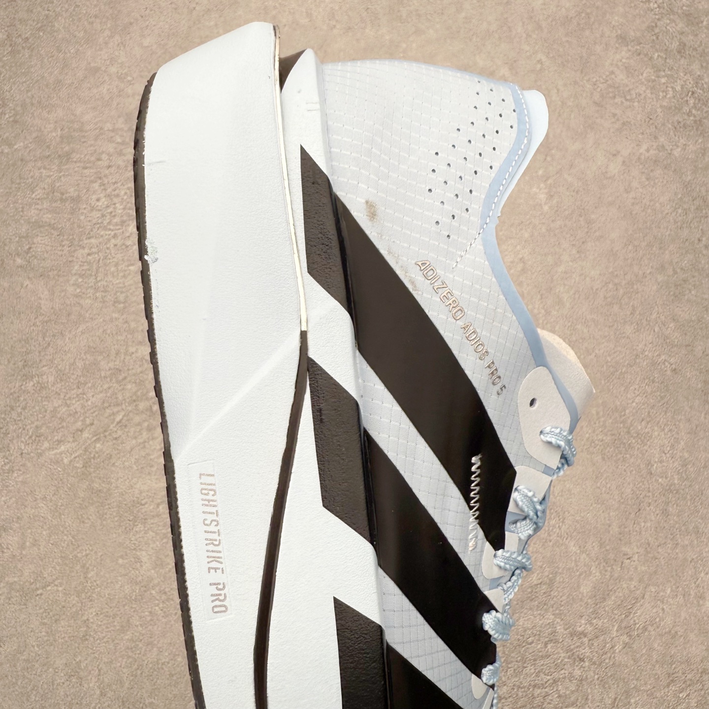 图片[6]-AD Adizero Adios Pro 5 马拉松竞速专业跑鞋 KI8296 CELERMESH针织网面非常轻薄 纤维间的缝隙很大 可以保证跑步时的透气、排汗效果 鞋舌直接与两侧的内衬和鞋底连接在一起 在跑步过程中不会被鞋舌的左右移动所困扰 在标准鞋带孔的基础上再拓宽一组鞋带孔 适合不同脚型的需求 突破性 EnergyRods 技术，有助于跑者实现更好的成绩 中底独特的LIGHTSTRIKE PRO泡棉材质 微弹感觉在跑步过程中给予了良好的支撑体验 对于顶级精英和高水平进阶跑者来说 ADIOS PRO是一双值得信赖的竞速比赛用鞋 尺码：36 36.5 37.5 38 38.5 39 40 40.5 41 42 42.5 43 44 44.5 45-选品中心